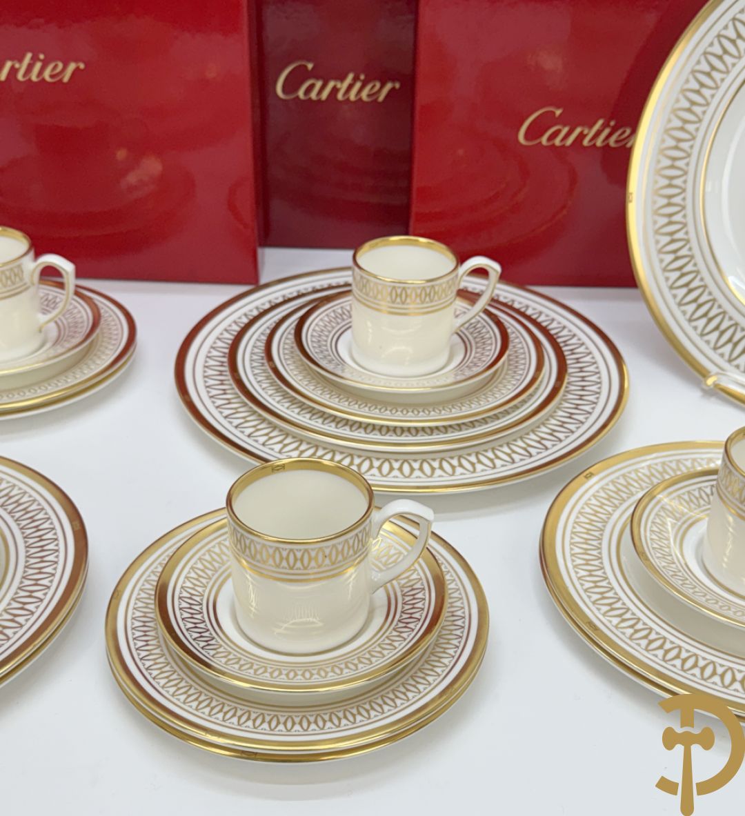Porseleinen servies Cartier met vergulde rand bestaande uit 4 grote borden, 8 dessert bordjes, 8 koffie kopjes en schoteltjes en 8 kleine bordjes, La Maison Des Must