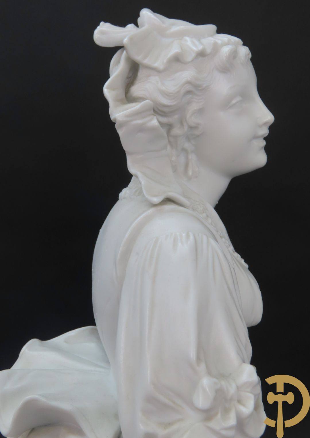 Paar grote witte biscuits van elegant koppel, onderaan gemerkt AM