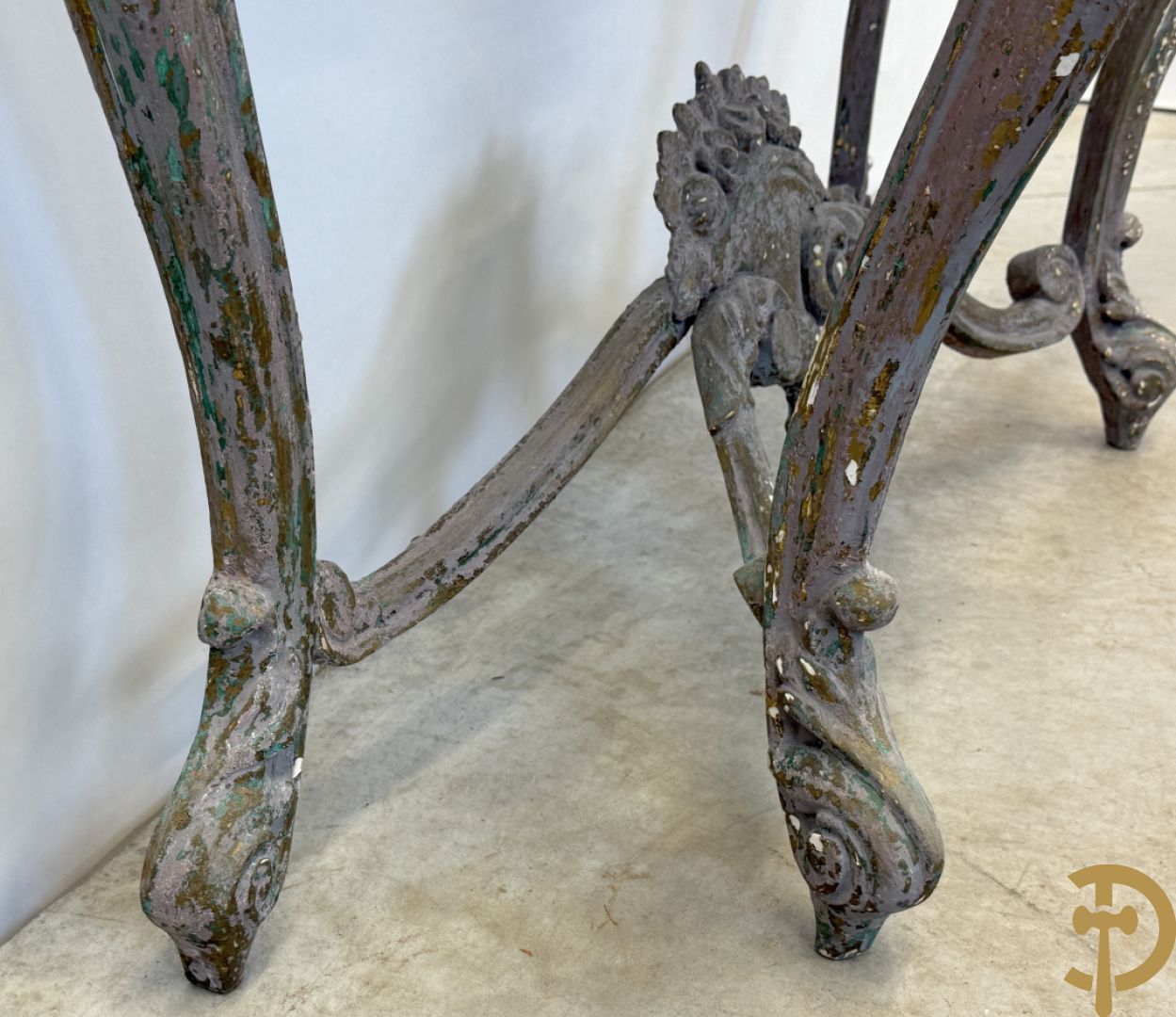 Gepatineerde Louis XV console met zwart marmeren blad