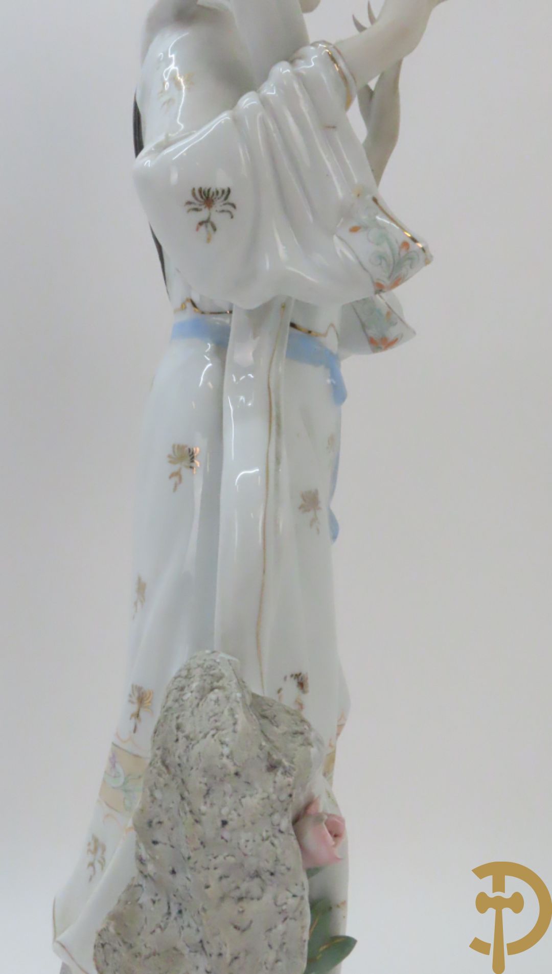 Chinese porseleinen geisha dame tussen de bloemen