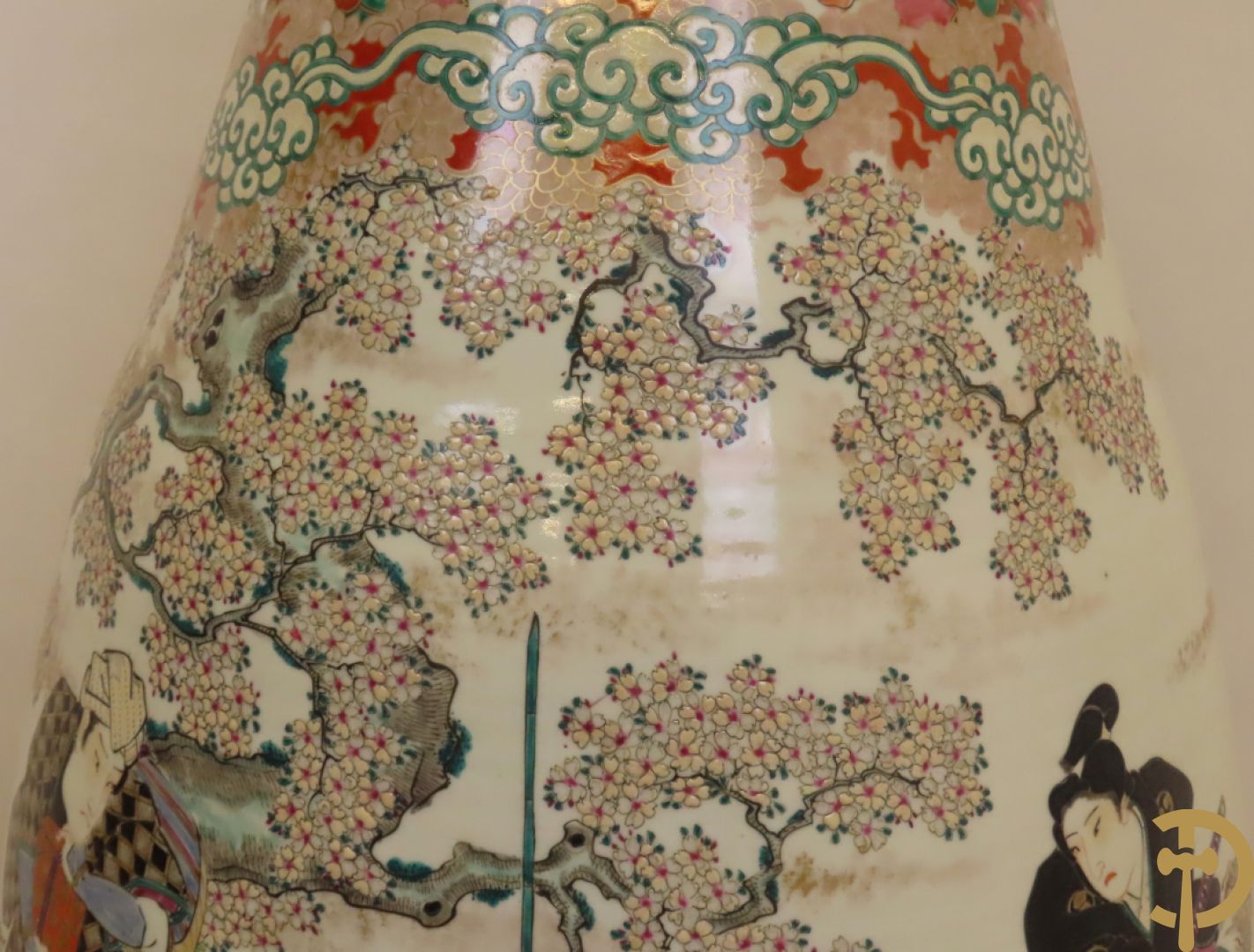 Japanse porseleinen waaiervaas met decor van geisha en krijger, bovenaan met florale motieven