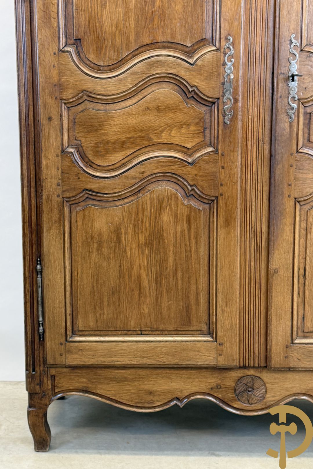 Massief eiken tweedeurskast met afgestoken panelen en gecanneleerde afgeronde hoeken