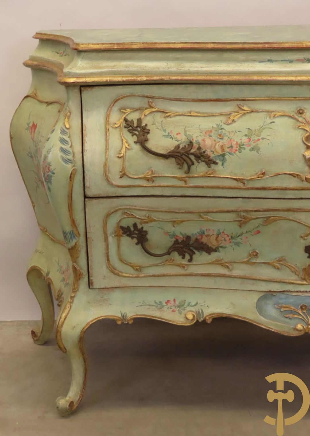 Gegalbeerde tweeladencommode op voluutvormige poten met verguld en beschilderd bloemendecor
