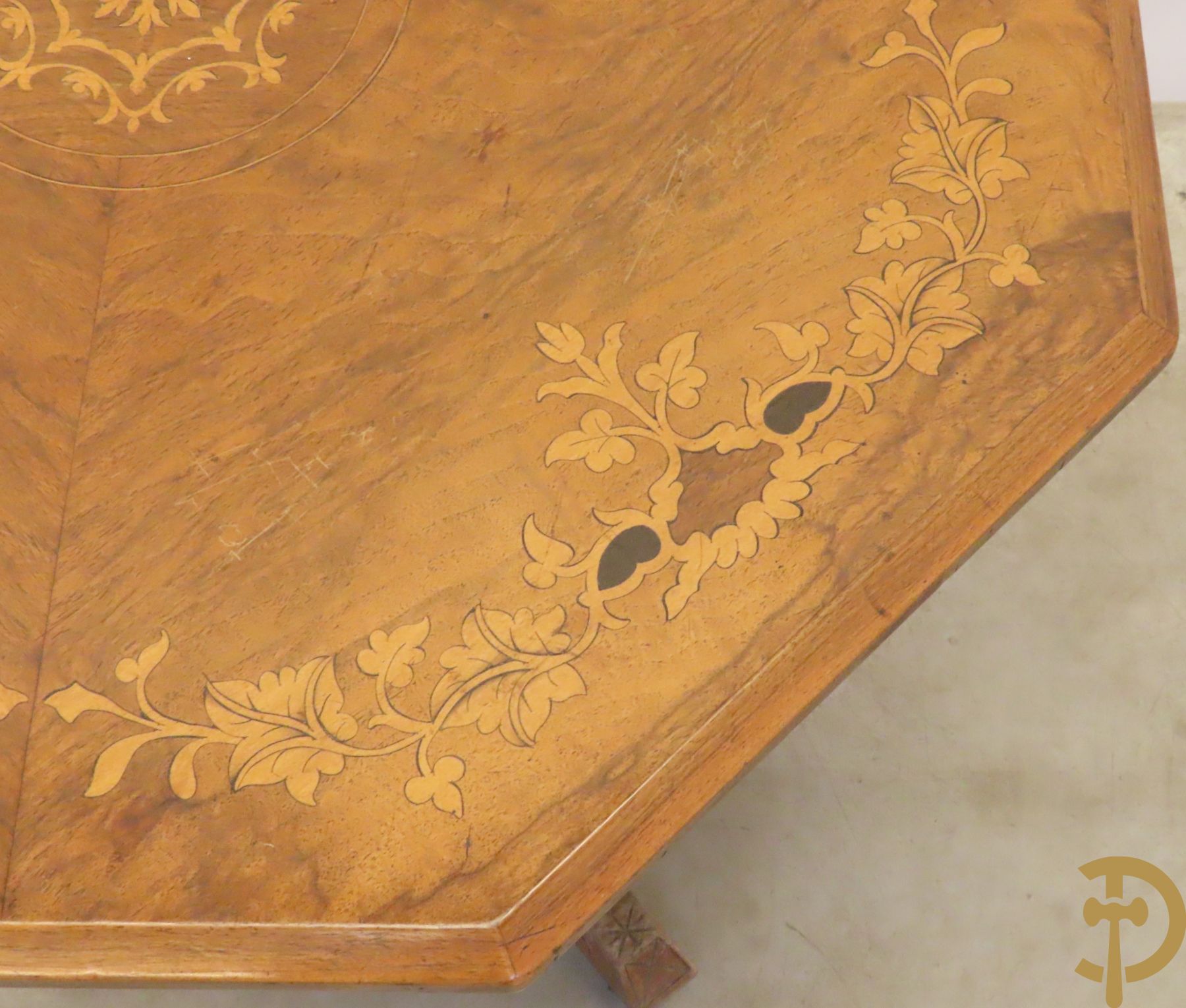 Achthoekige bijzettafel met marqueterie op vierpikkel