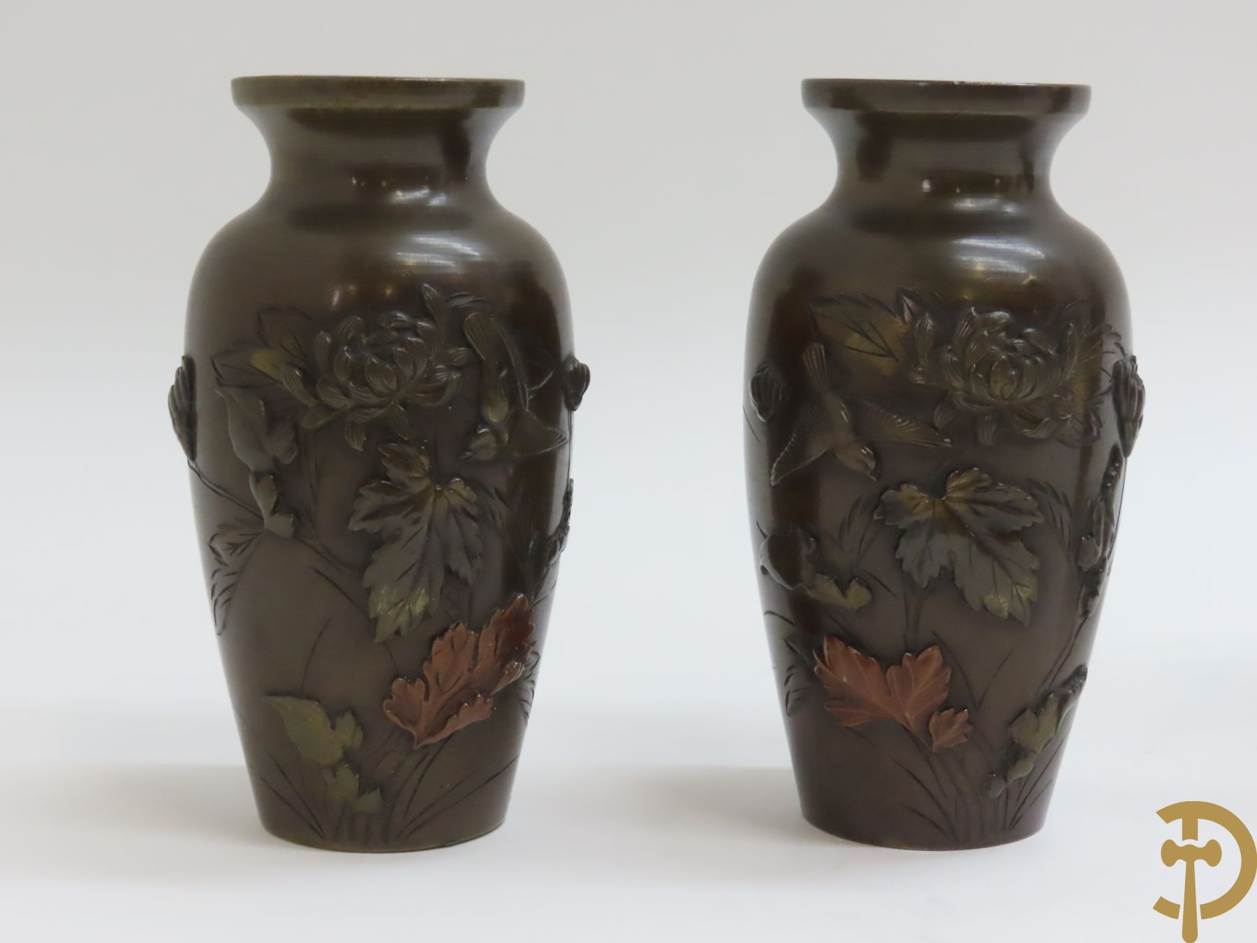 Twee paar bronzen Japanse vaasjes met bloemendecor + ander bronzen vaasje + bronzen schaaltje