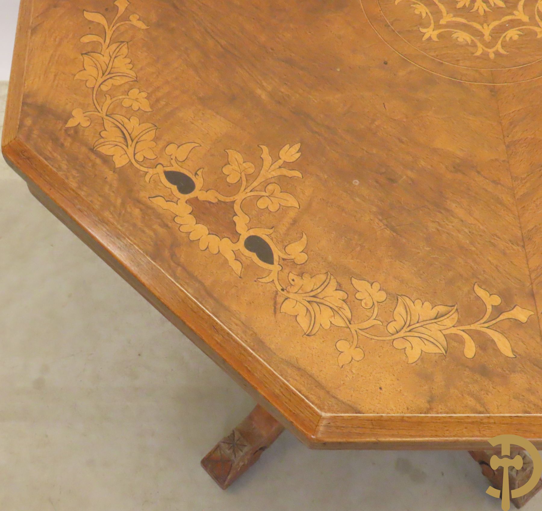 Achthoekige bijzettafel met marqueterie op vierpikkel