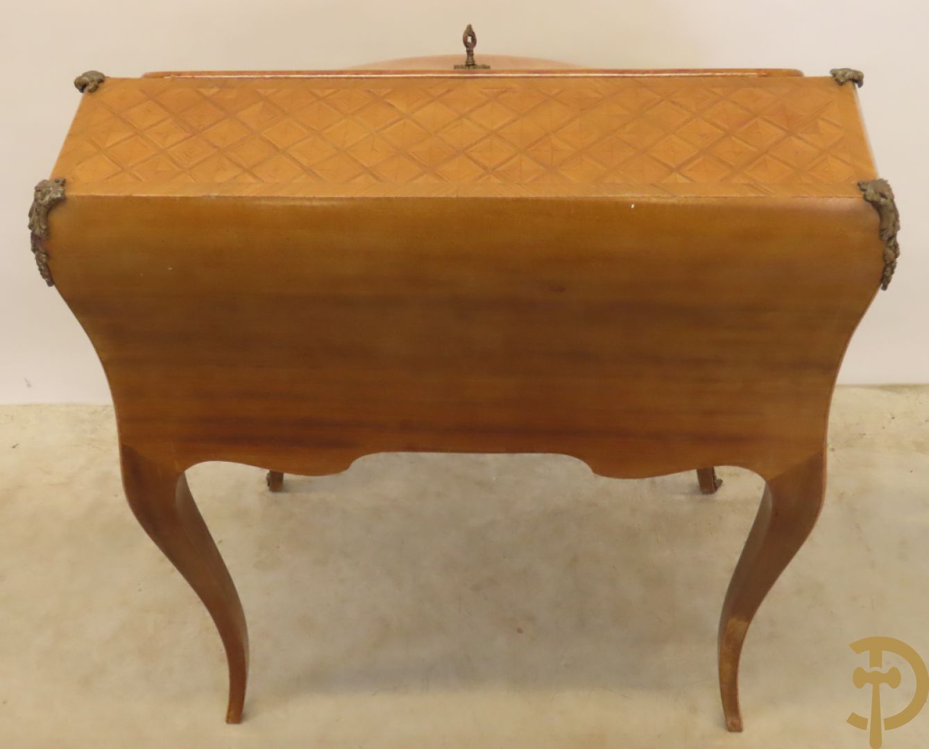 Notelaren damesklapsecretaire met parkettage en zonnestraalfineer, bezet met bronsbeslag - op voluutvormige poten