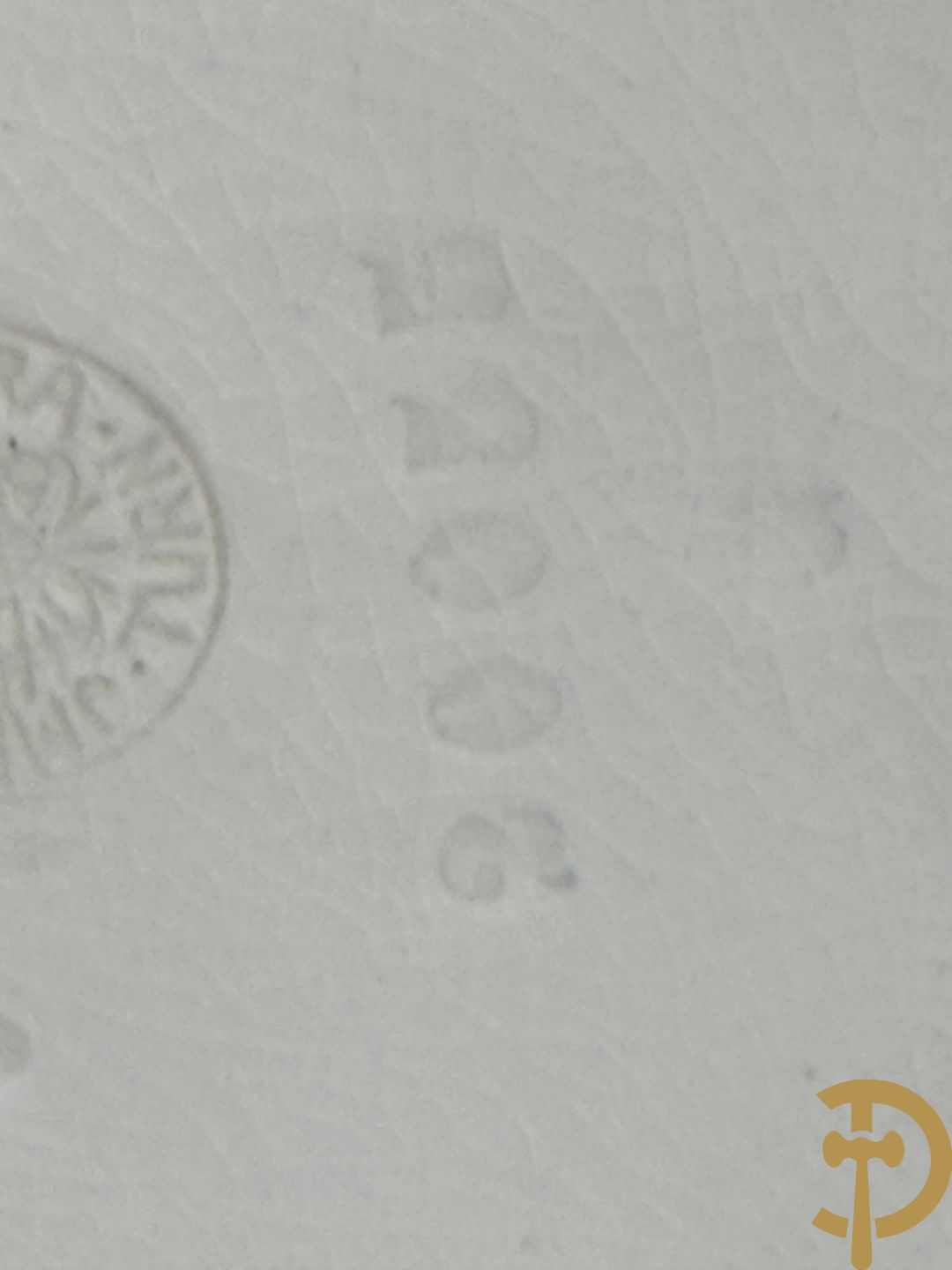 Paar meerkleurige faience vazen,  Austria gemerkt, met cupido