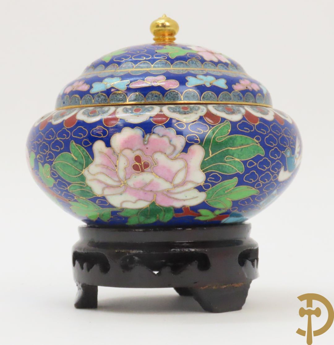 Potiche in cloisoné techniek met decor van draken en olifanten + blauwe cloisoné vaas met bloemendecor op sokkel + kleine cloisoné cachepot + cachepot met drakendecor