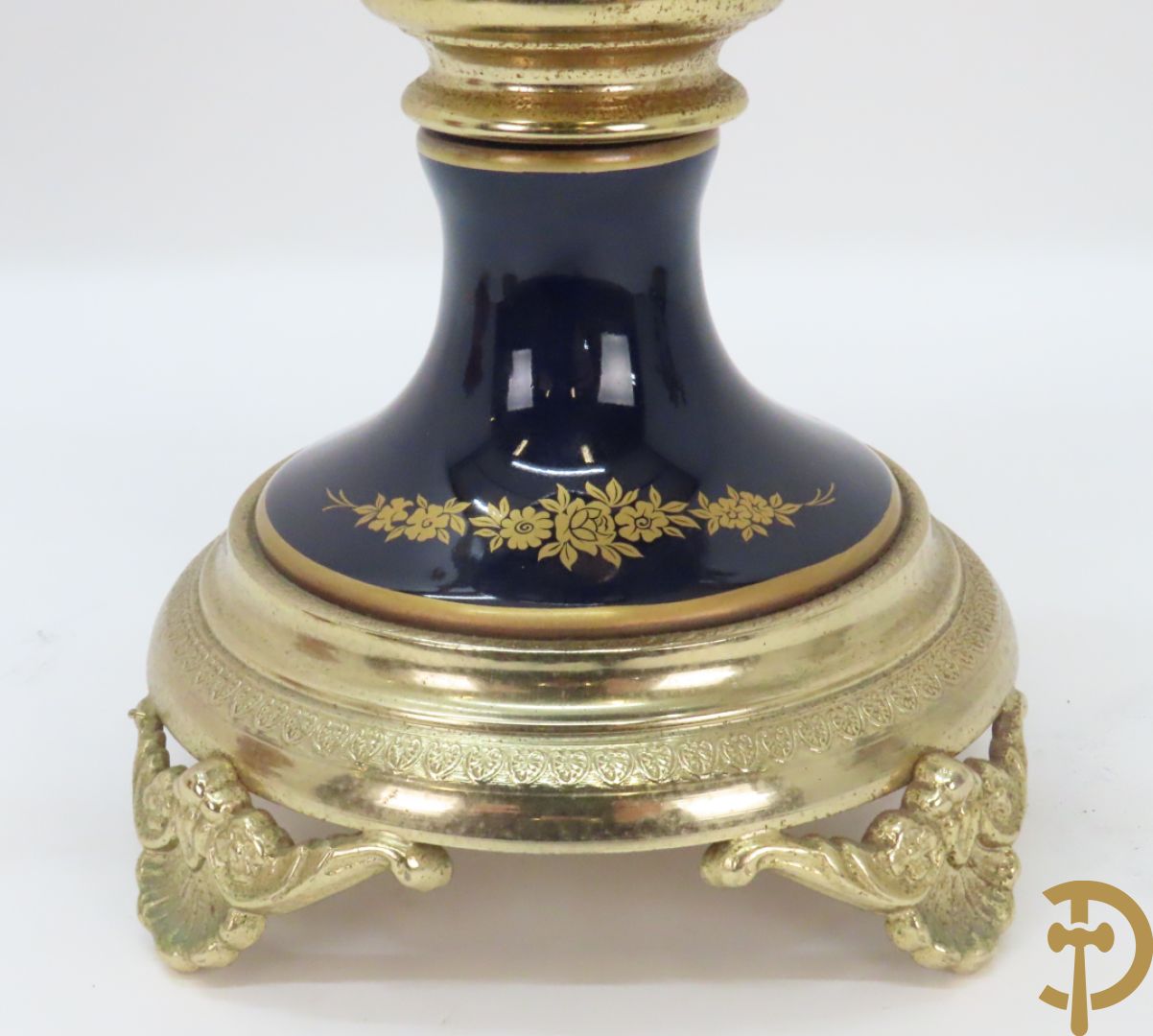 Twee porseleinen Stijl Sèvres cassolettes + dekselpotiche met bloemendecor + vijfarmige kandelaar Sèvres stijl, ACF