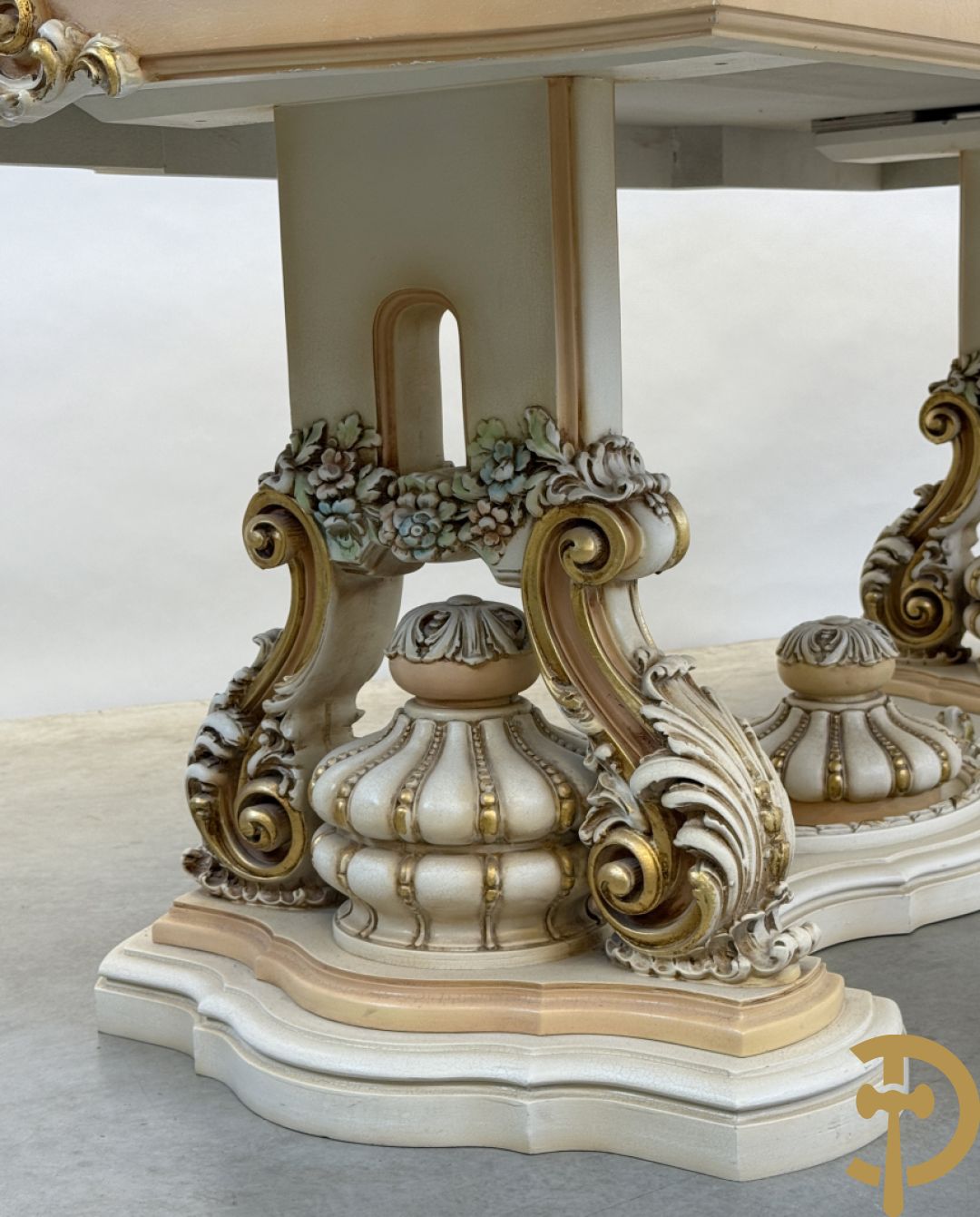 Italiaanse eetkamer met beschilderd bloemenmotief bestaande uit vierdeursdressoir met beschilderde bloemenmotieven, accanthusranken en glazen blad, tafel op gesculpteerde poten en 6 stoelen