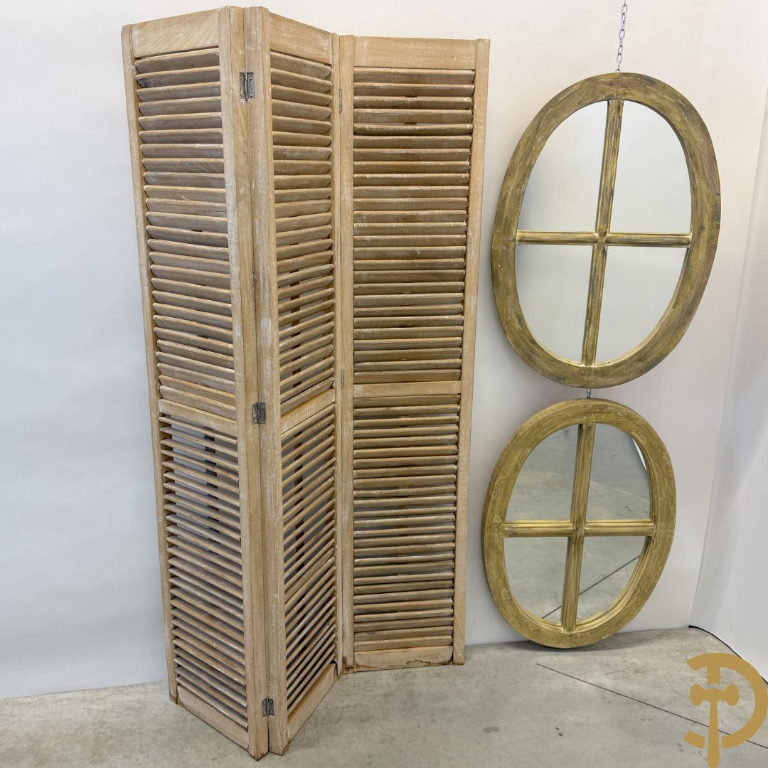 Driedelige paravan gemaakt van shutters + 2 ovale decoratieve spiegels met kruis