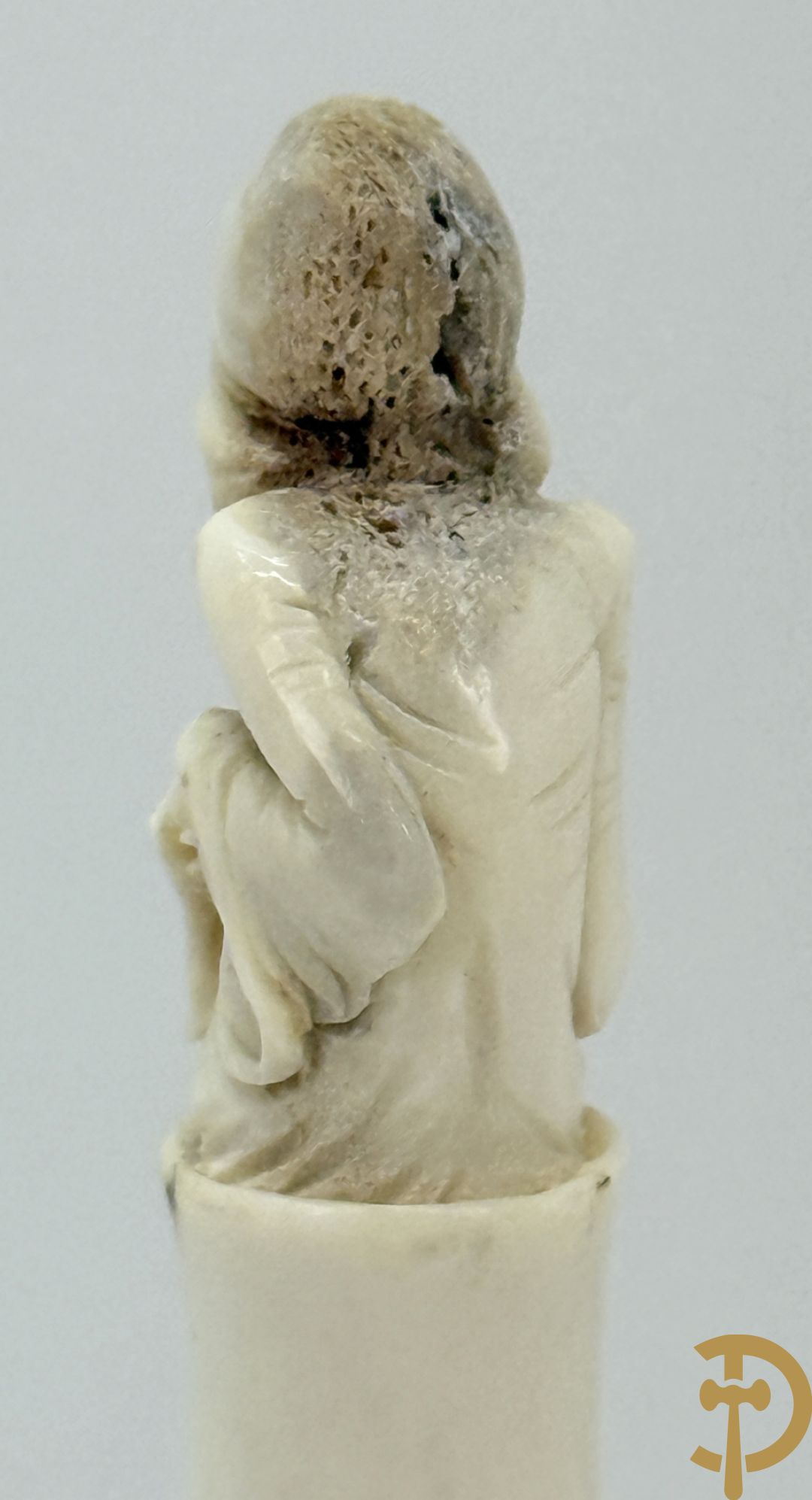 Twee handgesculpteerde hertegeweien in de vorm van een doodskop onder globe