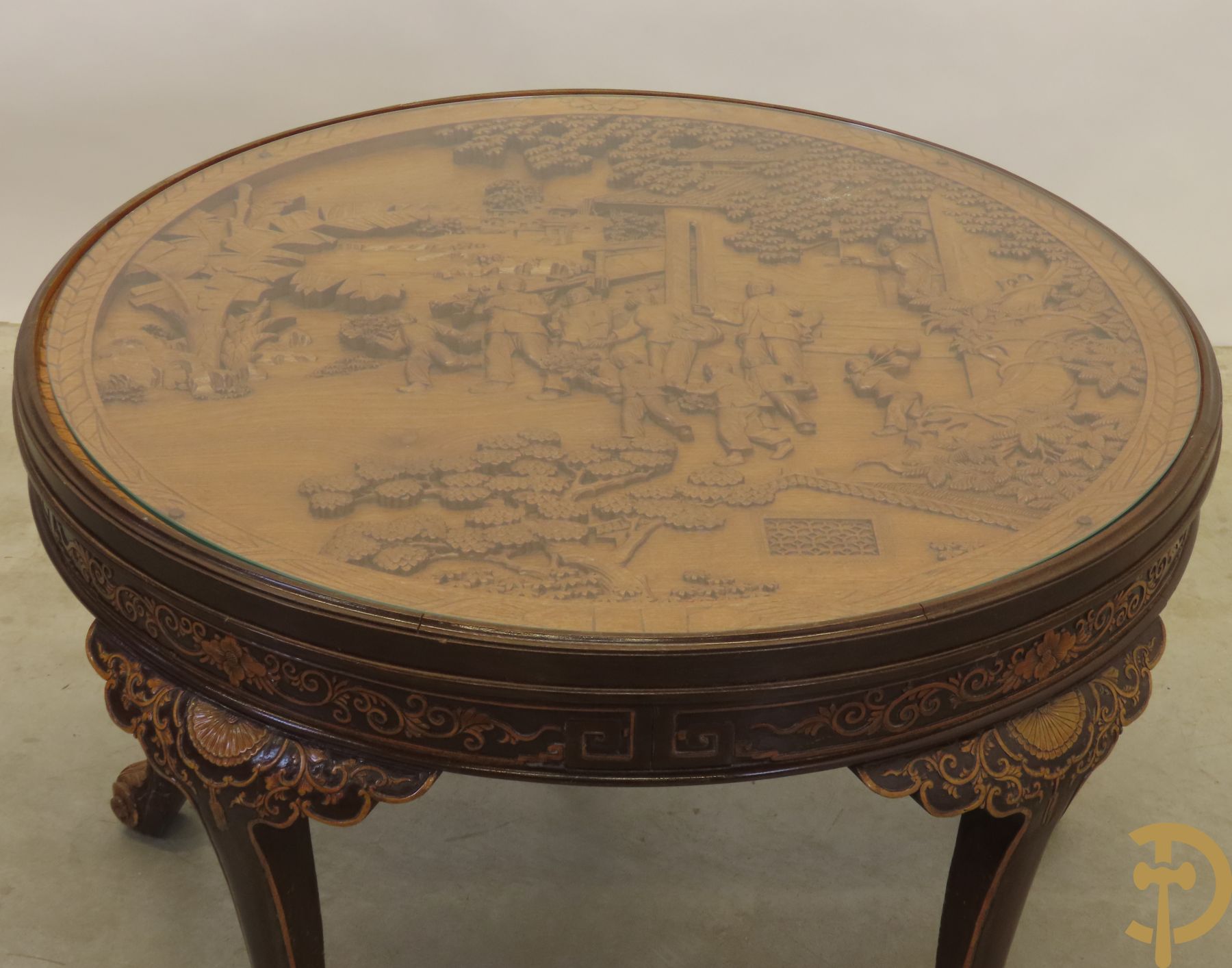 Chinese teakhouten salontafel met gesculpteerde personages in landschap op 5 poten