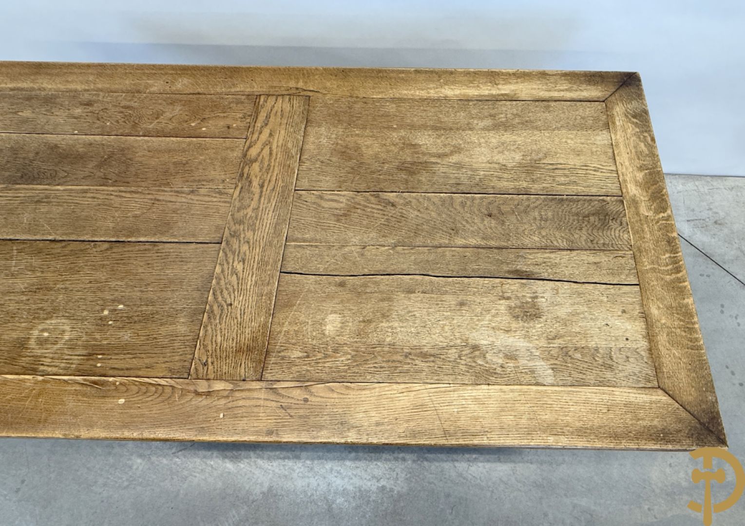 Eiken Neo Renaissance bolpoottafel bezet met rosassen en gesculpteerde kinderkopjes