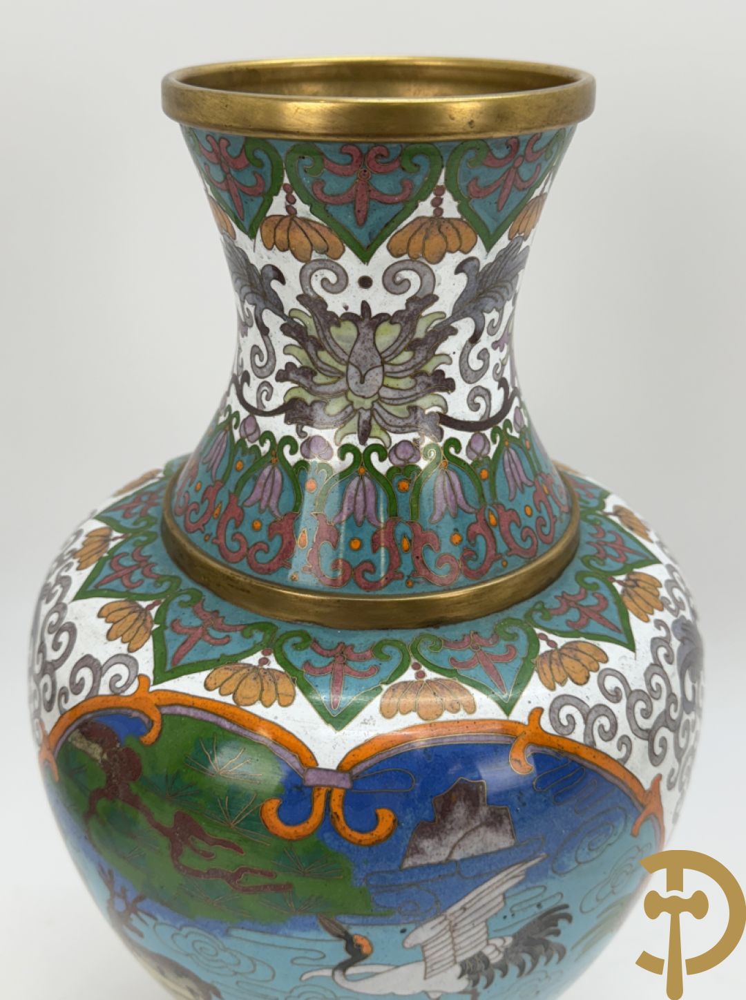 Paar cloisoné vazen met decor van vogels en bloemen op bijhorende zwarte sokkels