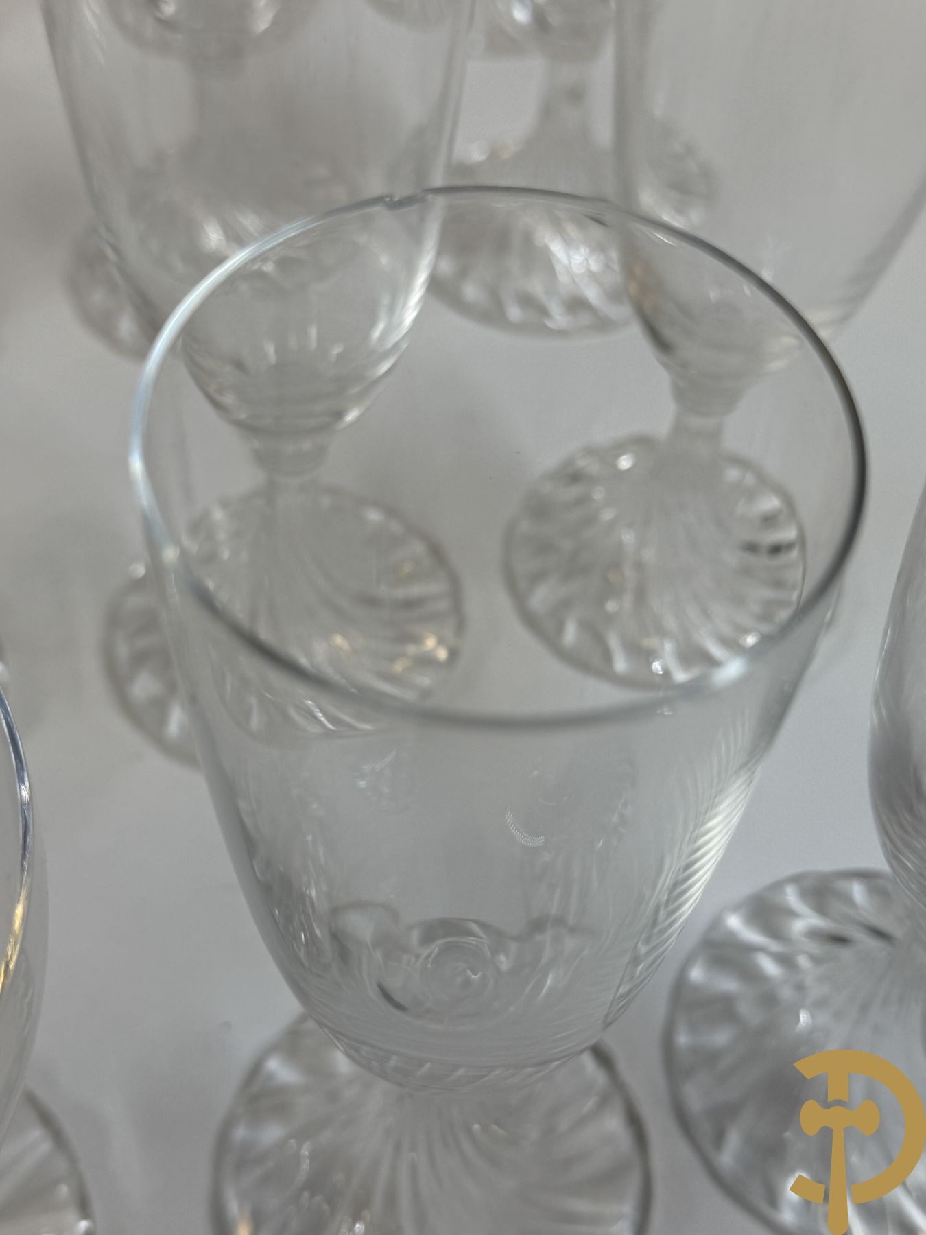 Kristallen glasservies met getorste voet, gemerkt Lalique model 