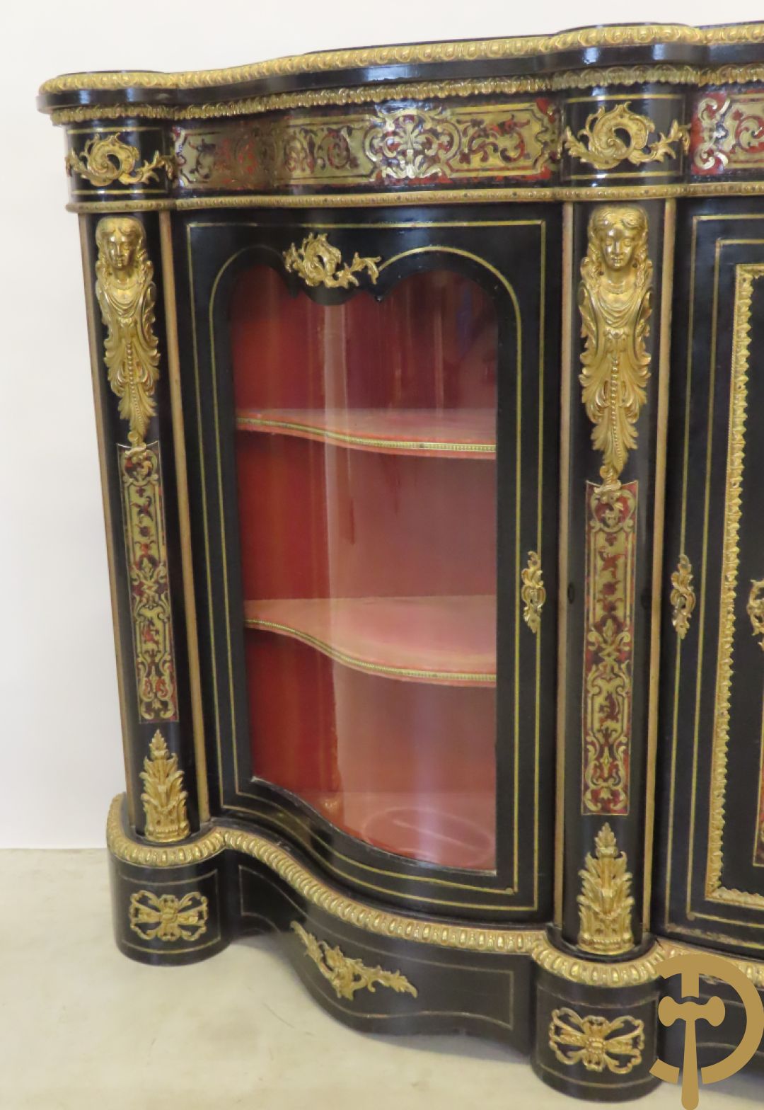 Napoleon III dressoir, centraal met bronnen plakkette omgeven door Louis XVI strik, met 2 zijdelingse vitrines met gebogen glas - stijlen bezet met bronzen dameshoofden