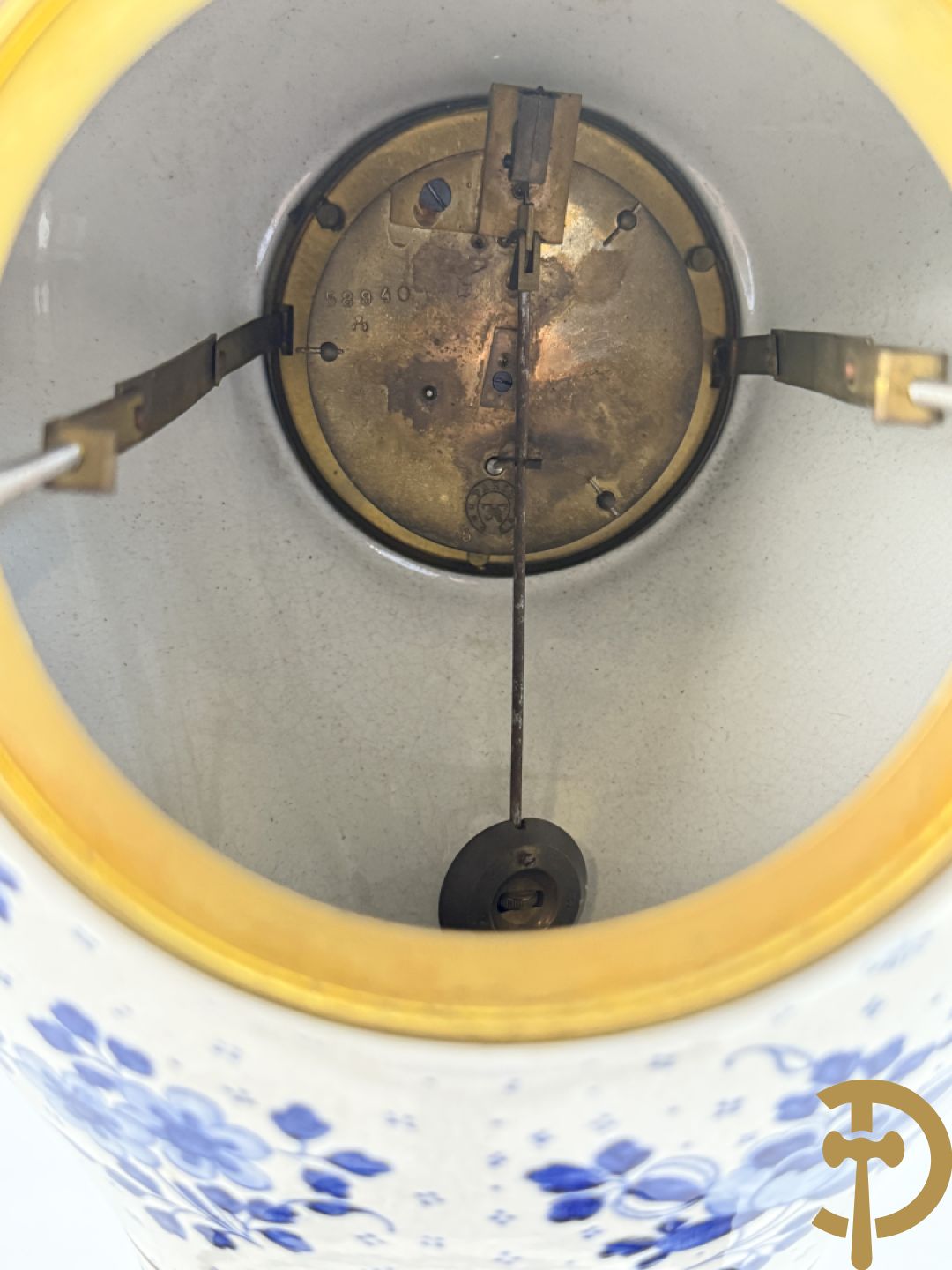 Driedelige garnituur met faience in Delftse stijl en bezet met koperen Jugendstil kandelaars, rond 1900