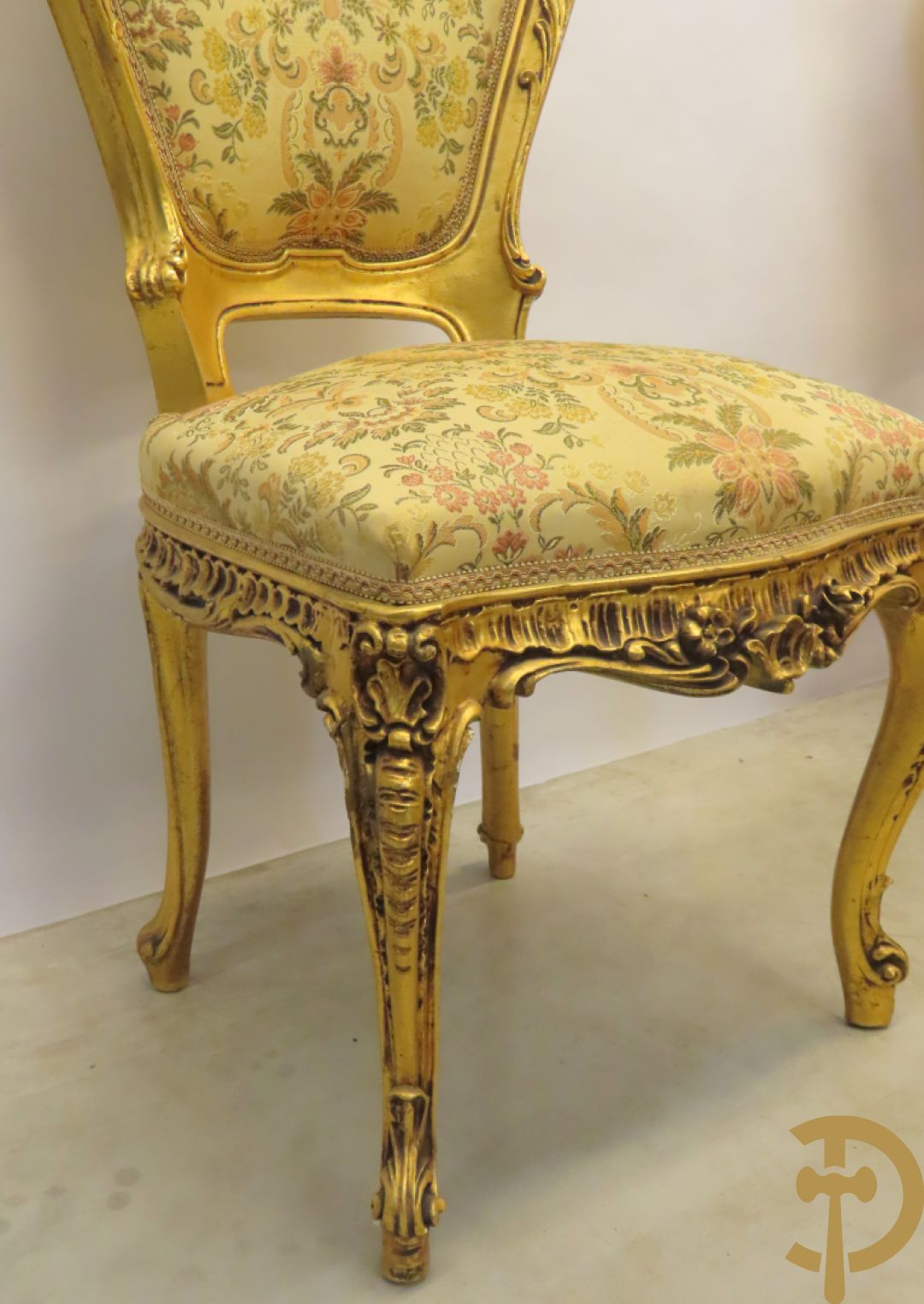 Uitzonderlijke vergulde Louis XV eetkamer bestaande uit vijfdeursdressoir met voluutvormige accanthusranken en rocailles, beschilderd met bloemenmotieven en centraal tafererel met hoornen des overvloeds + bijhorende spiegel vergulde tafel op voluutvormige poten met zes bijhorende stoelen + vitrine met accanthusranken en centrale deur, op voluutvormige poten
