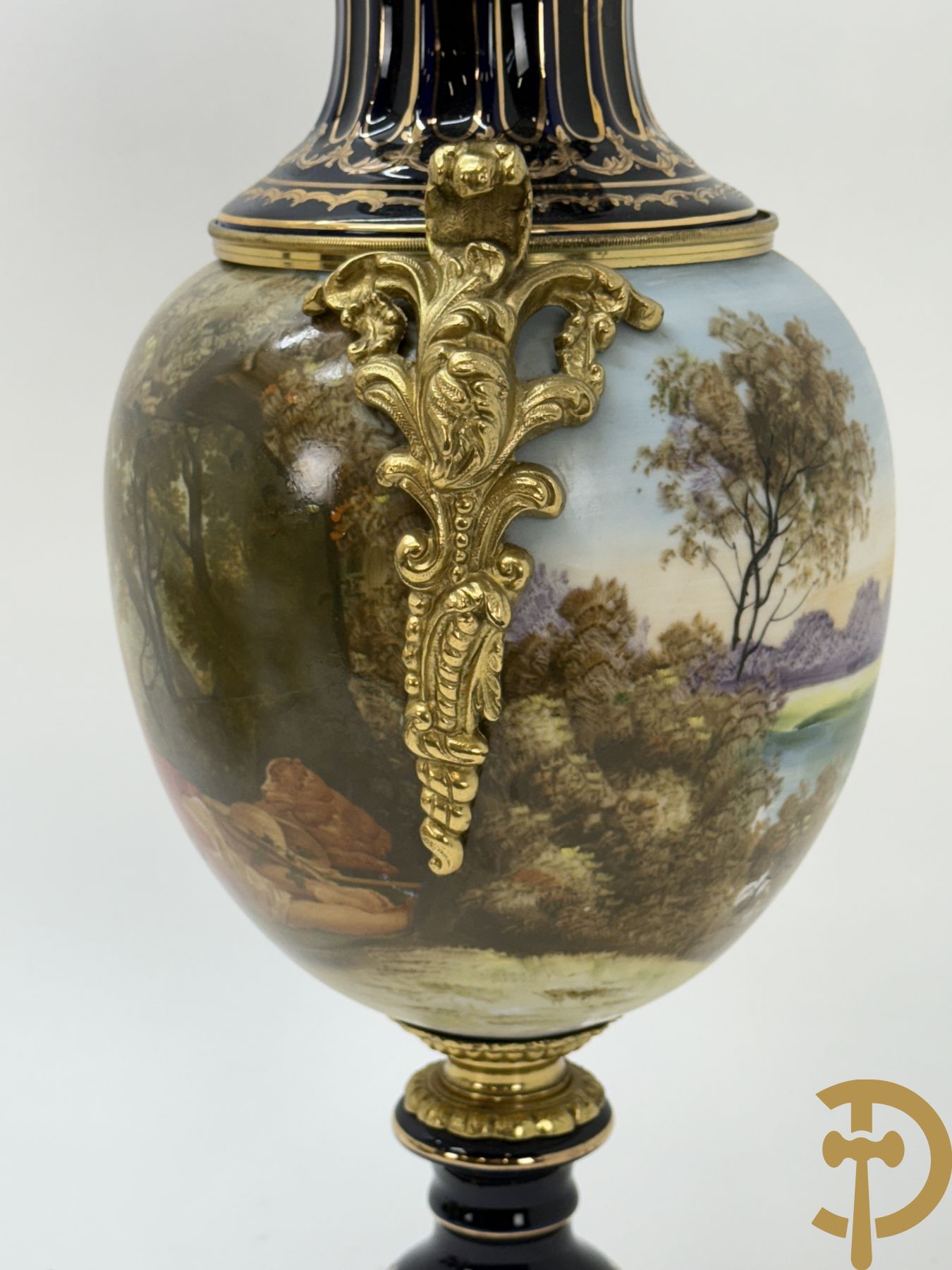 Paar Sèvres stijl vazen met bedrukt geanimeerd decor, naar Boucher