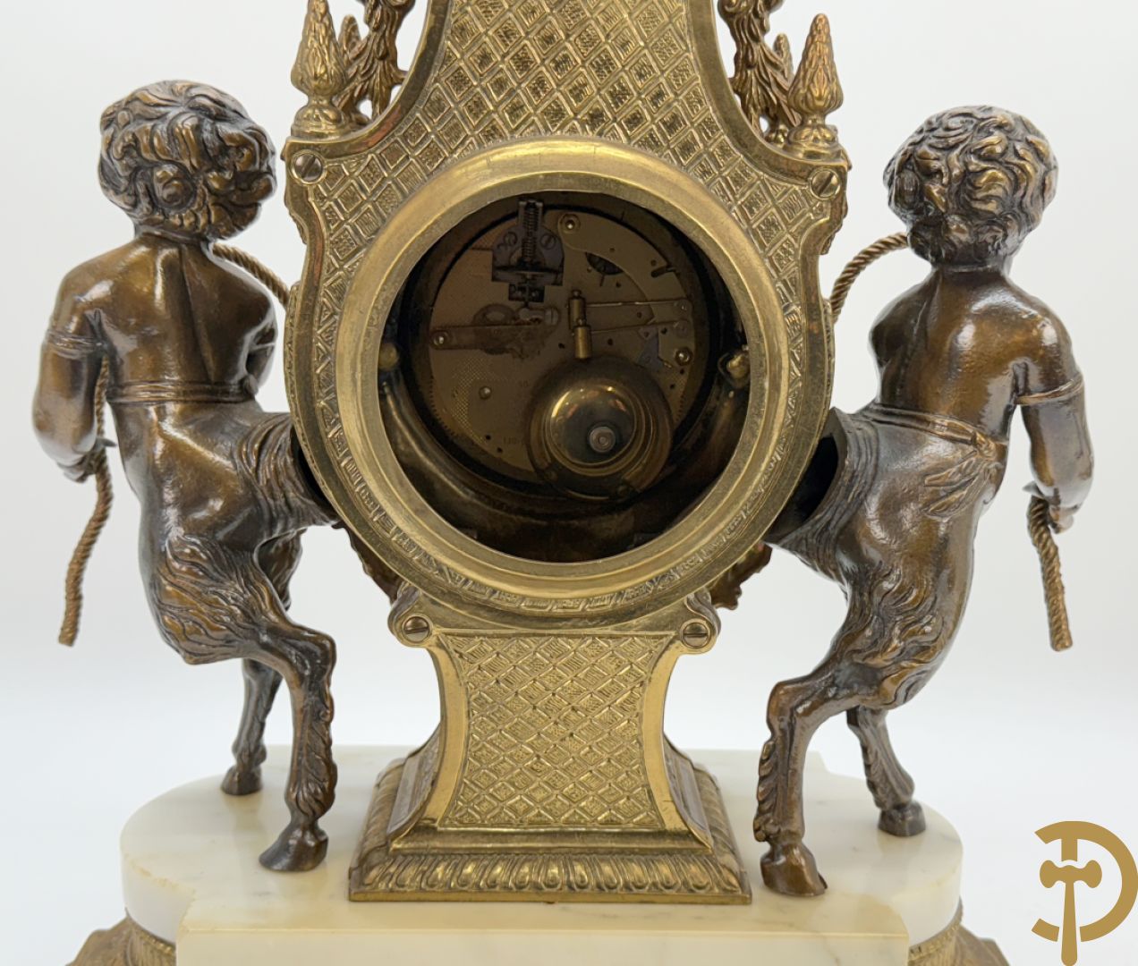 Driedelige koperen garnituur, centraal met harp geflankeerd door paar cupido