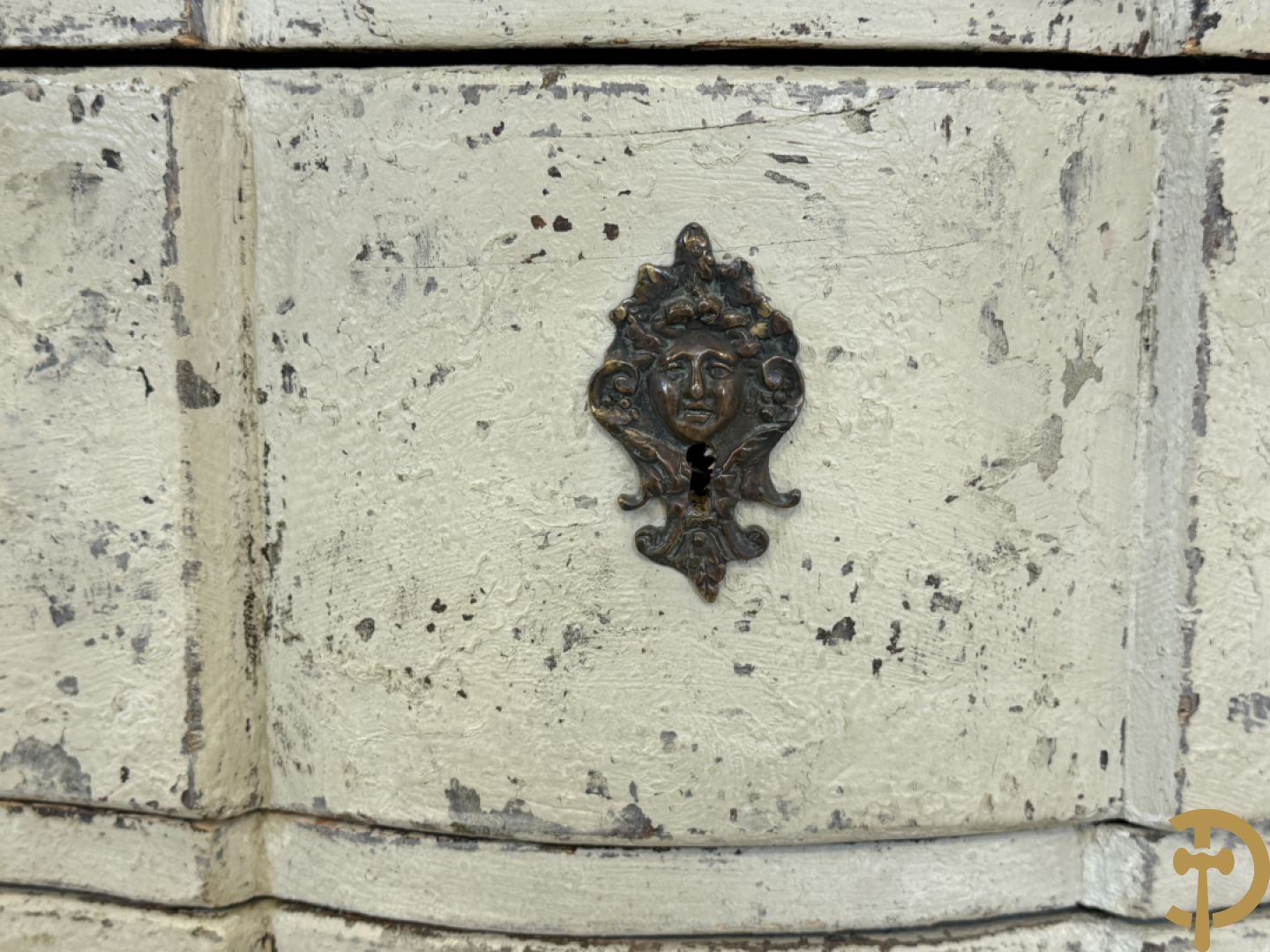 Gepatineerde 3 laden commode met bronzen trekkers en sleutelplaten