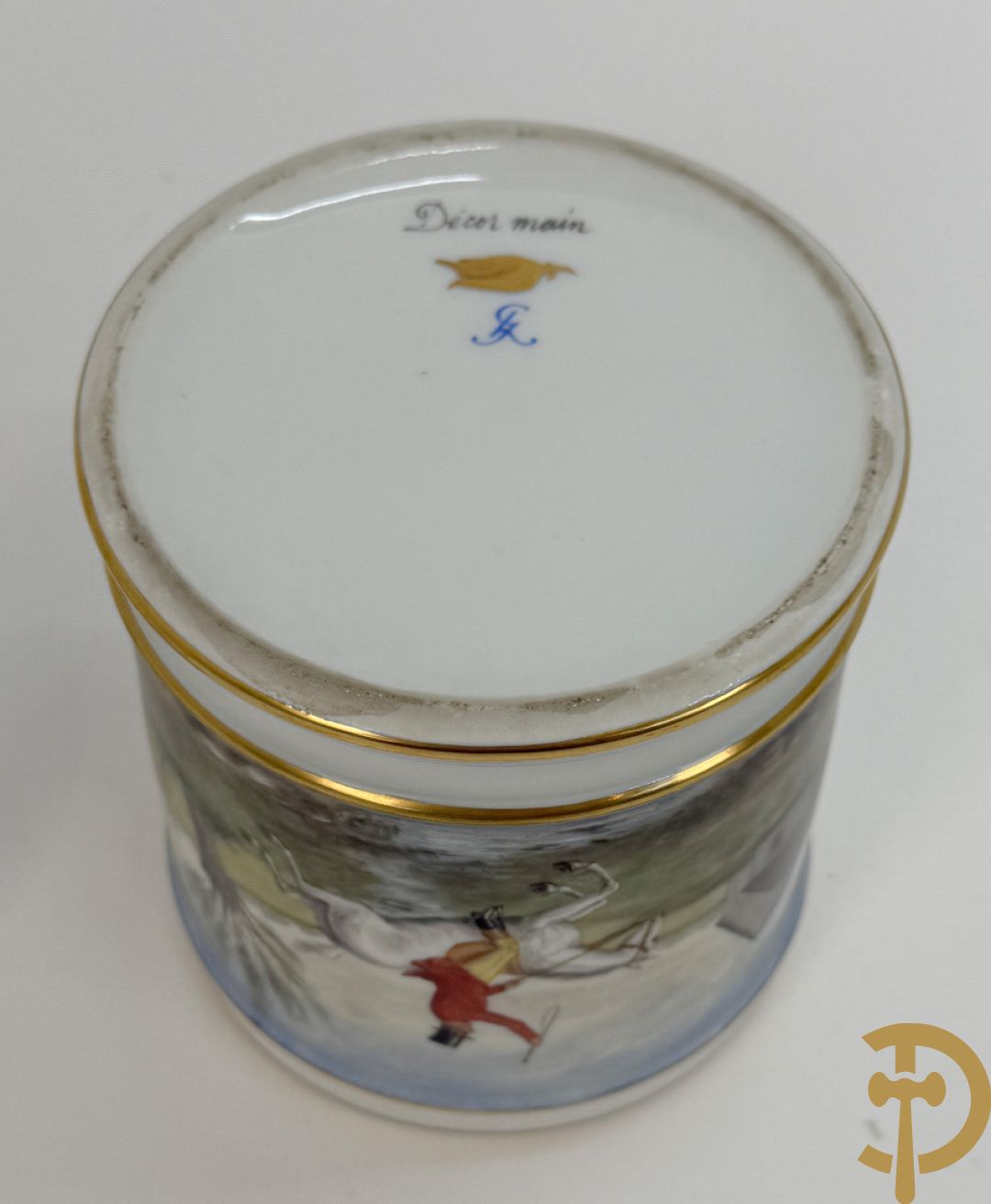 Milieu de table in porselein met bloemendecor + geajoureerde porseleinen Limoges coupe + porseleinen vaasje met cupido