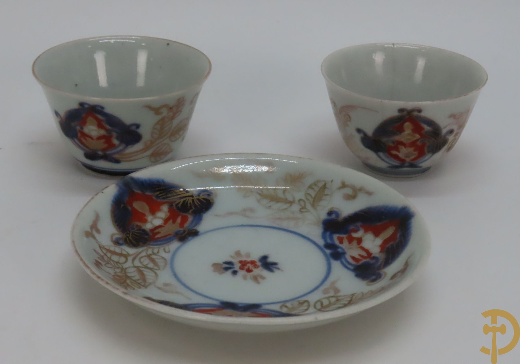 Japanse Imari olie- en azijnfles + 5 Imari kopjes en 3 schoteltjes + Kendi