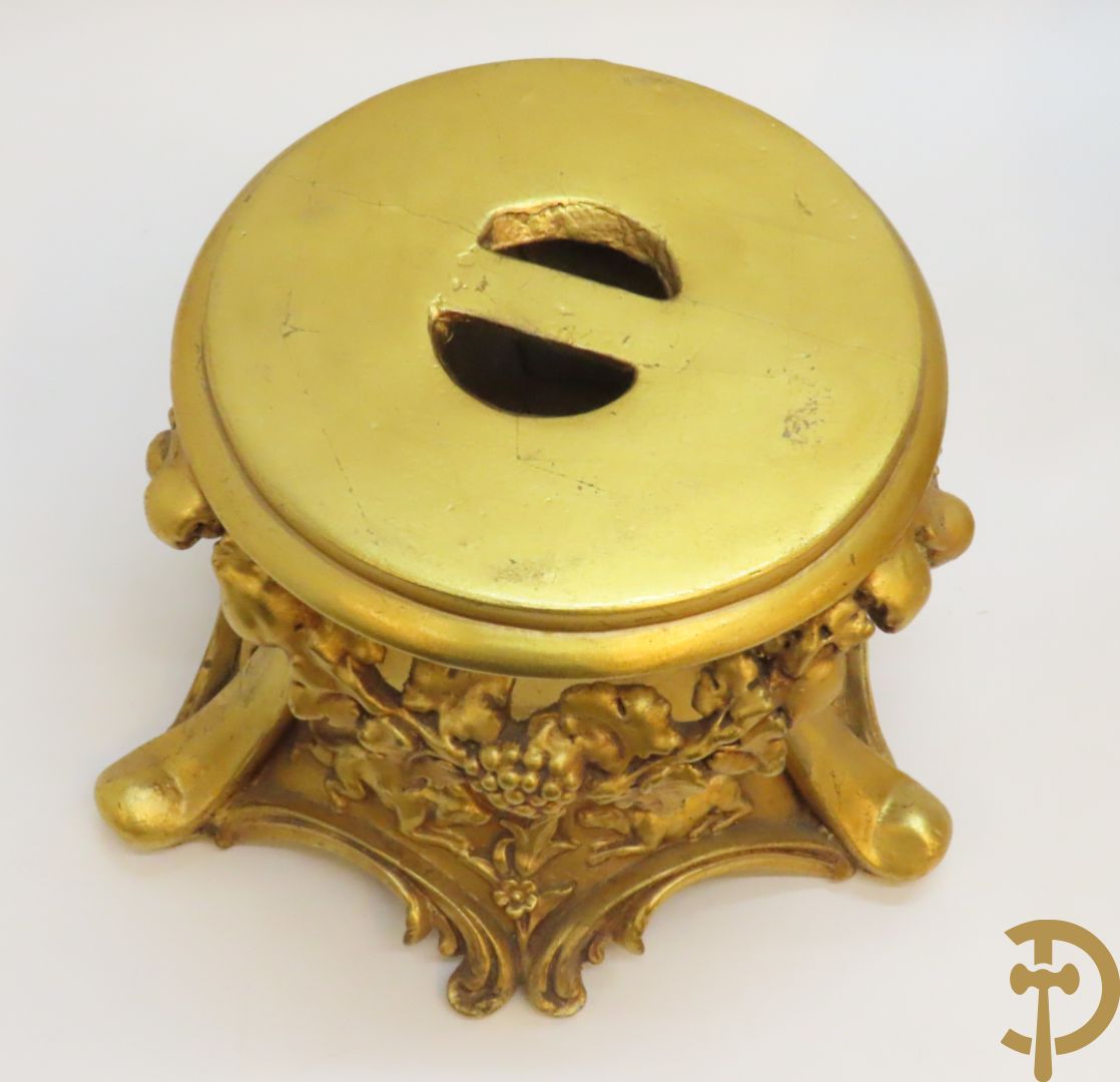 Twee vergulde sokkels met accanthusranken