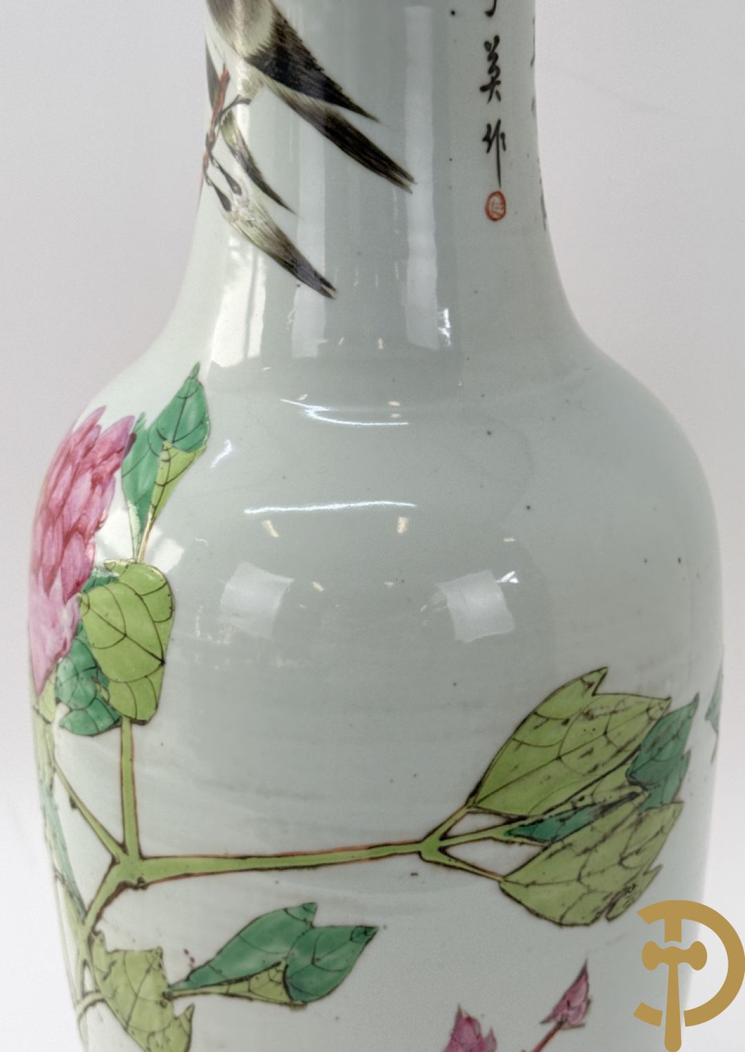 Paar Chinese porseleinen vazen met bloemen- en vogeldecor, achteraan getekend