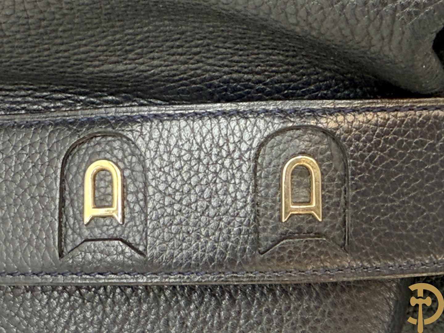 Blauw gekorreld lederen schoudertas model Le Calicot en openklapbare geldbeugel, Delvaux,