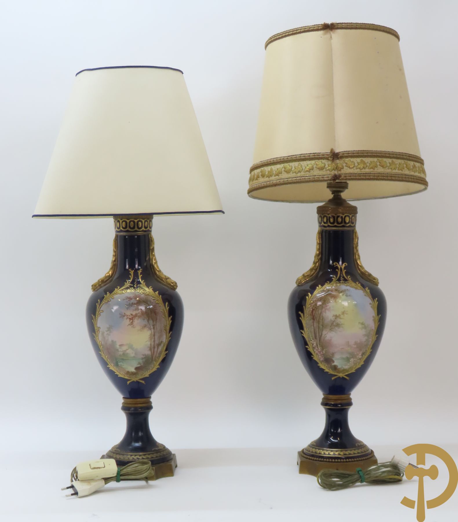 Paar kobaltblauwe porseleinen vazen met dubbel motief als lampadaire