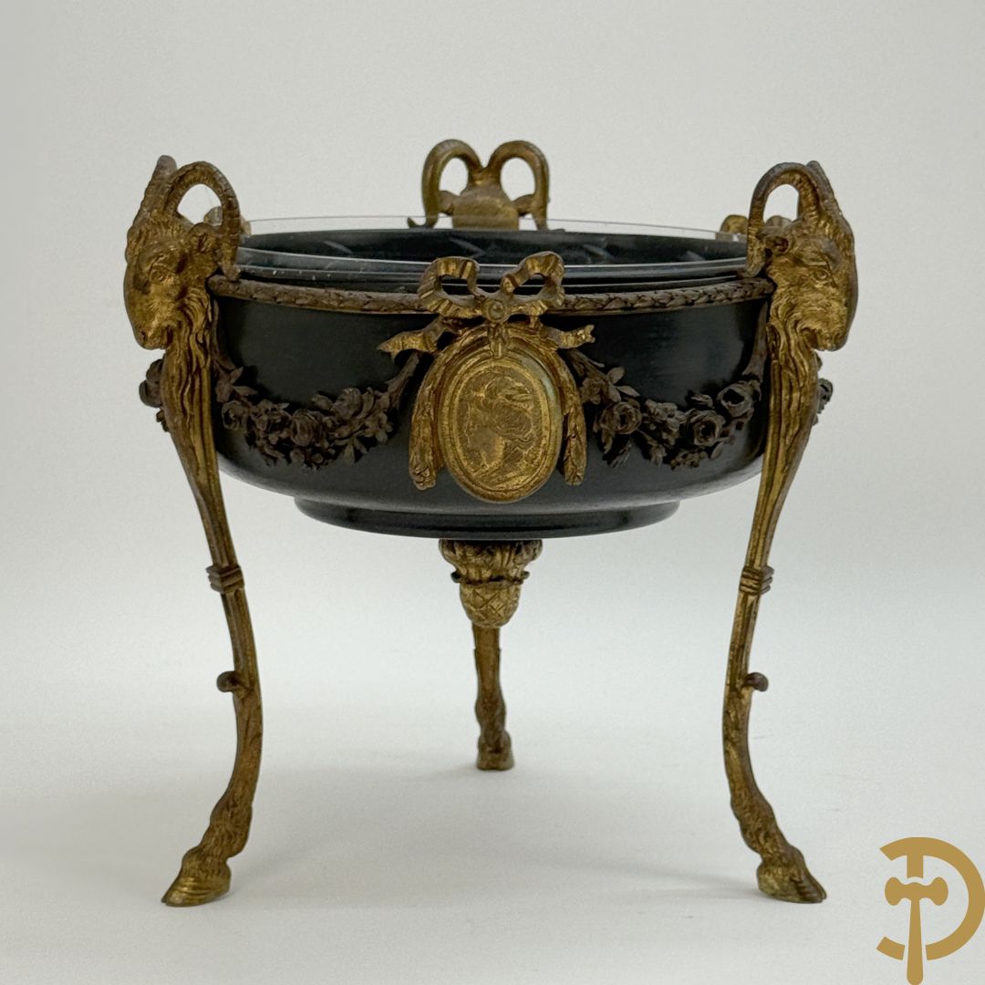 Bronzen coupe op 3 bokkepoten met ramskoppen  bezet en verbonden door guirlandes met medaillon