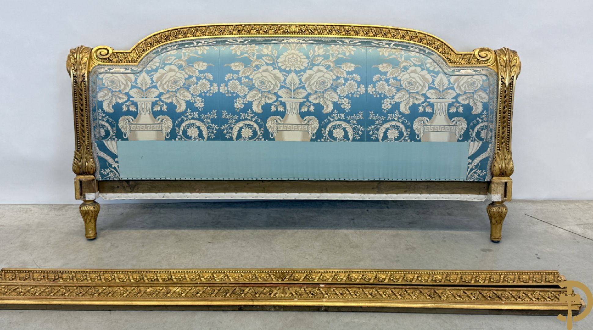 Verguld afgebogen Louis XVI bed met accanthusranken en voluutvormige ornamenten, mooi gestoffeerd met florale motieven