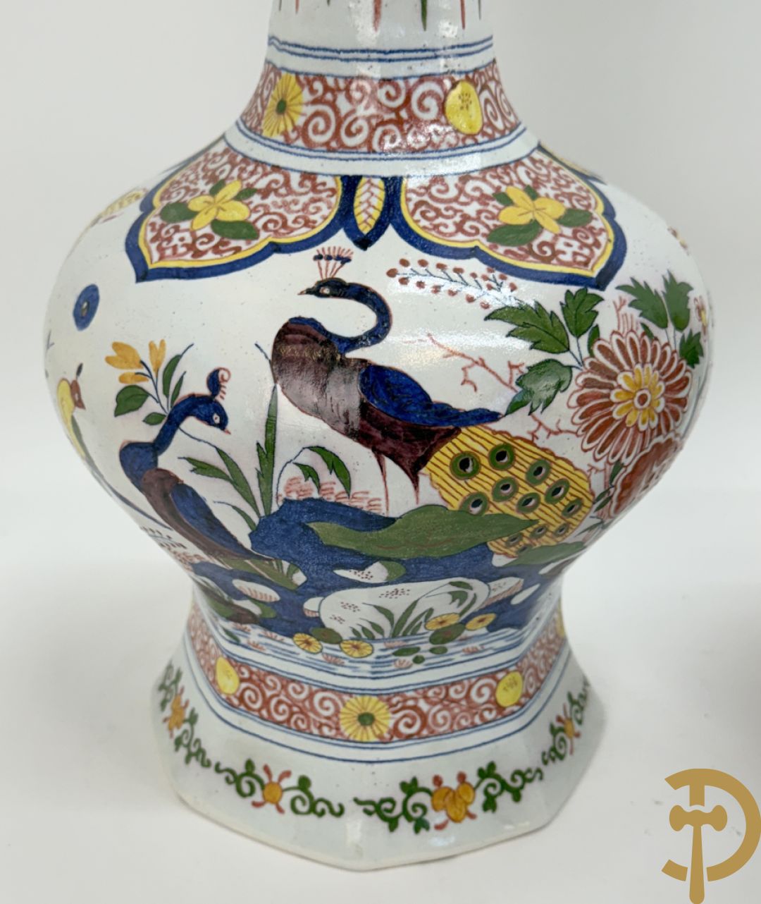 Driestel in polychrome faience met decor van vogels en bloemen bestaande uit dekselpotiche geflankeerd door 2 knobbelvazen, Boch 104/5
