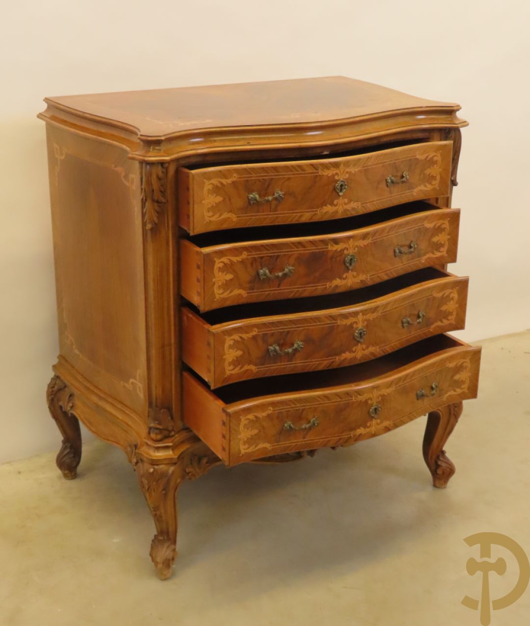 Notelaren vierladen commode met accanthusranken op voluutvormige poten