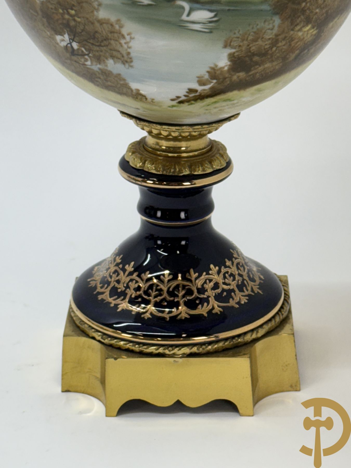 Paar Sèvres stijl vazen met bedrukt geanimeerd decor, naar Boucher