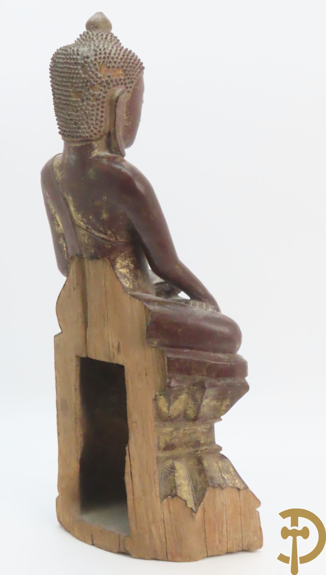 Houtgesculpteerde zittende boedha