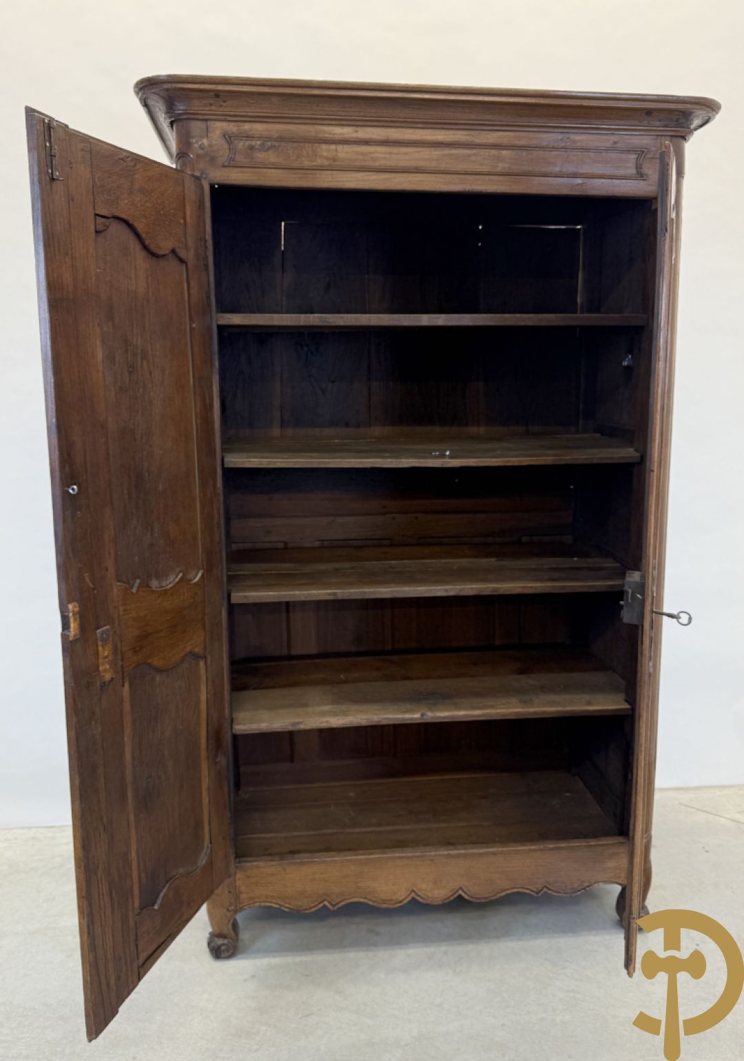 Massief eiken tweedeurskast met gezwaaide deuren op voluutvormige poten