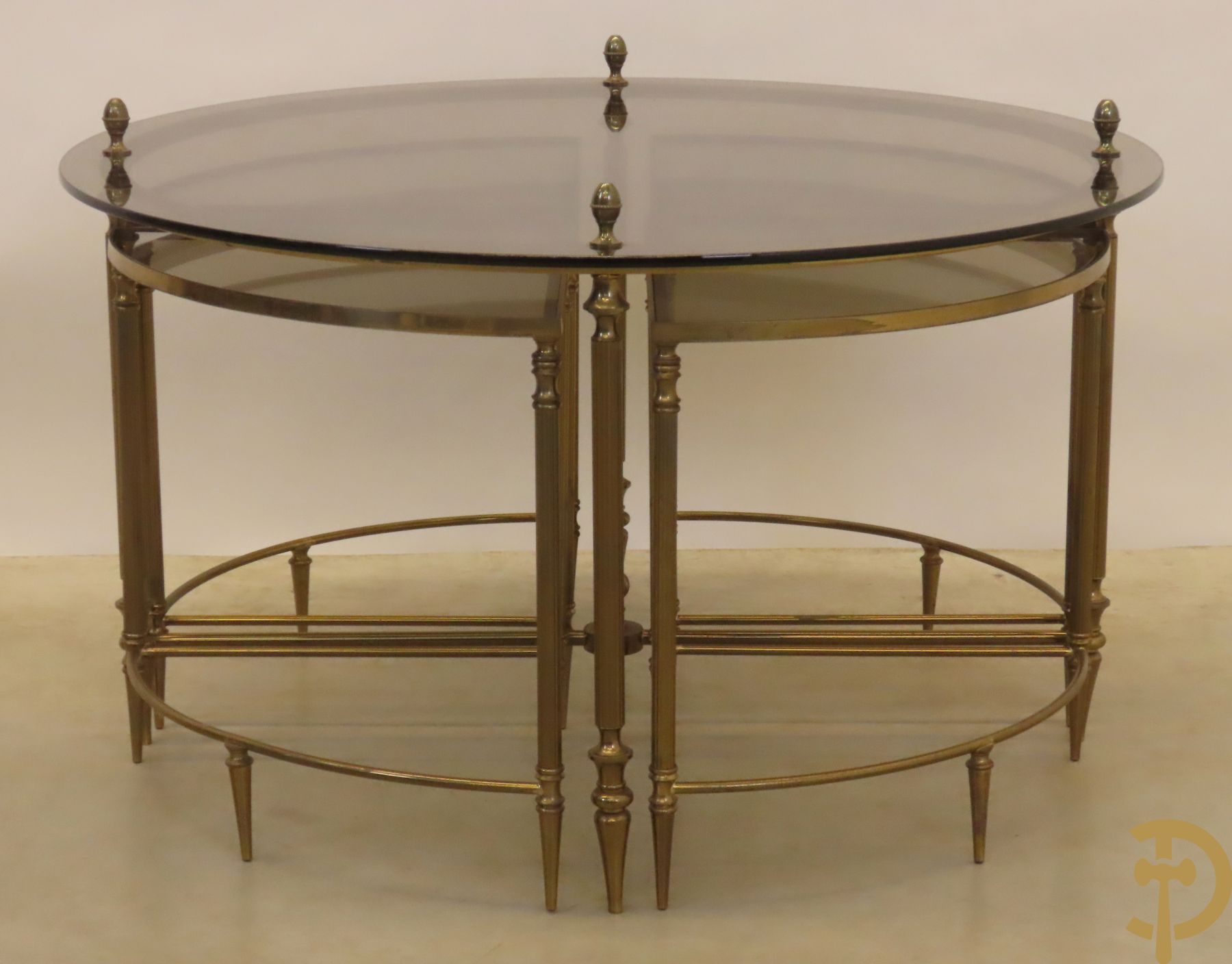 Vintage salontafel met gefumeerd glazen rond blad bezet met denappels op koperen onderstel - eronder met 4 inschuifbare kwartvormige bijzettafeltjes