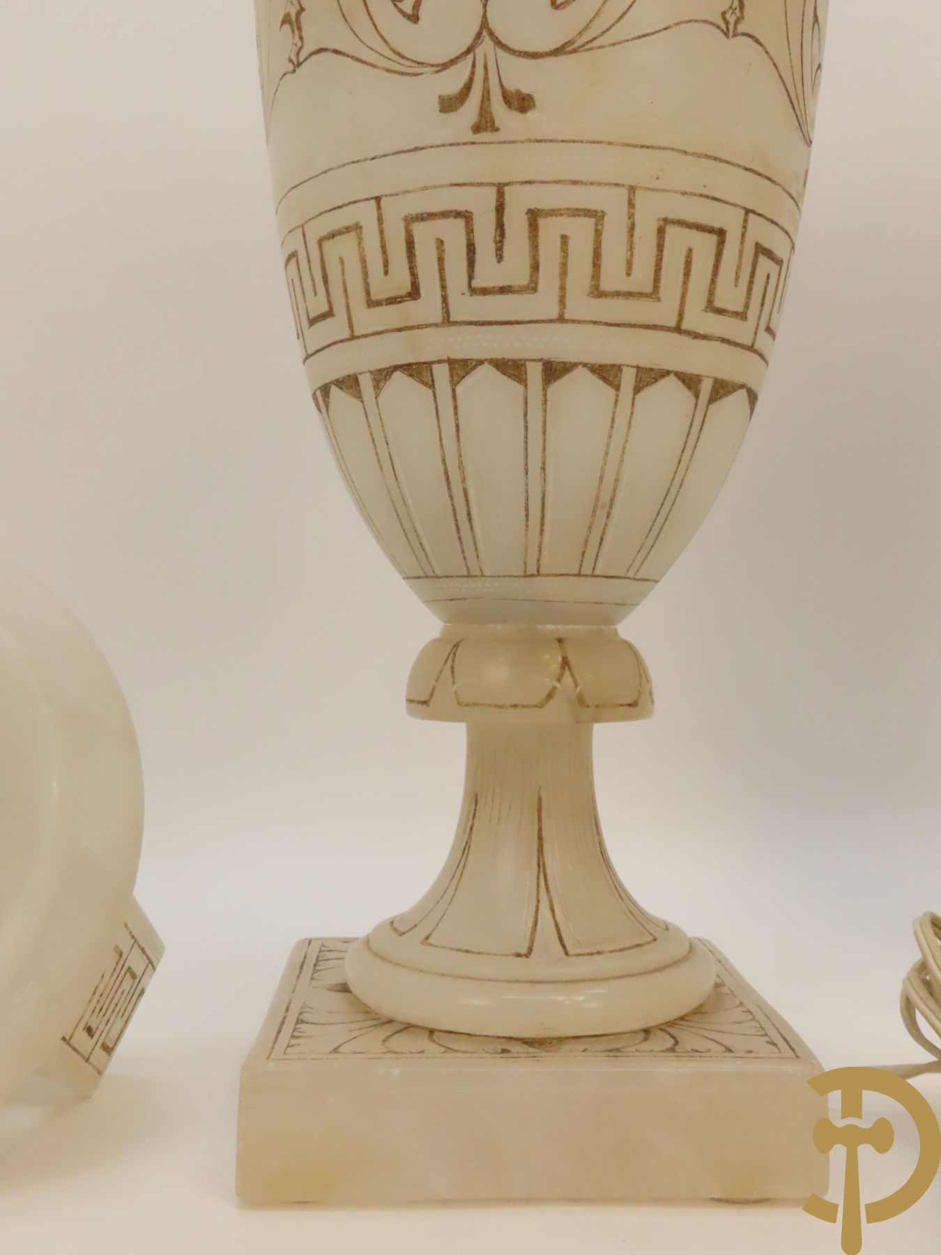 Paar handgesculpteerde onix marmeren Italiaanse potiches met accanthusraken en meanderend decor