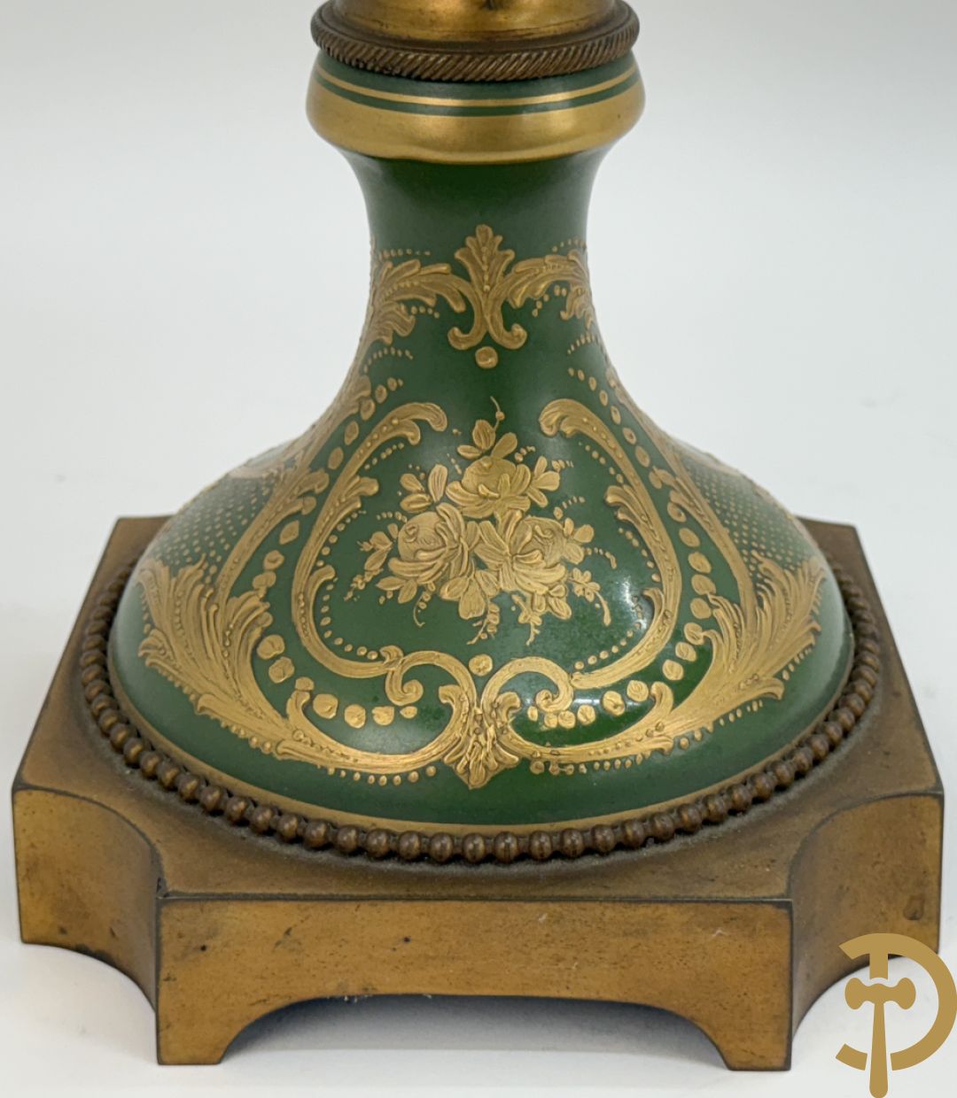 Porseleinen driedelige Sèvres cassolettes met decor van muciserende en dansende personages op groene fond, Aly getekend, gemerkt Sèvres