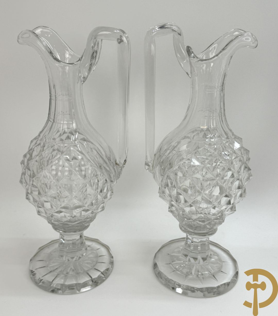 Paar diamantgeslepen karaffen + 5 andere karaffen