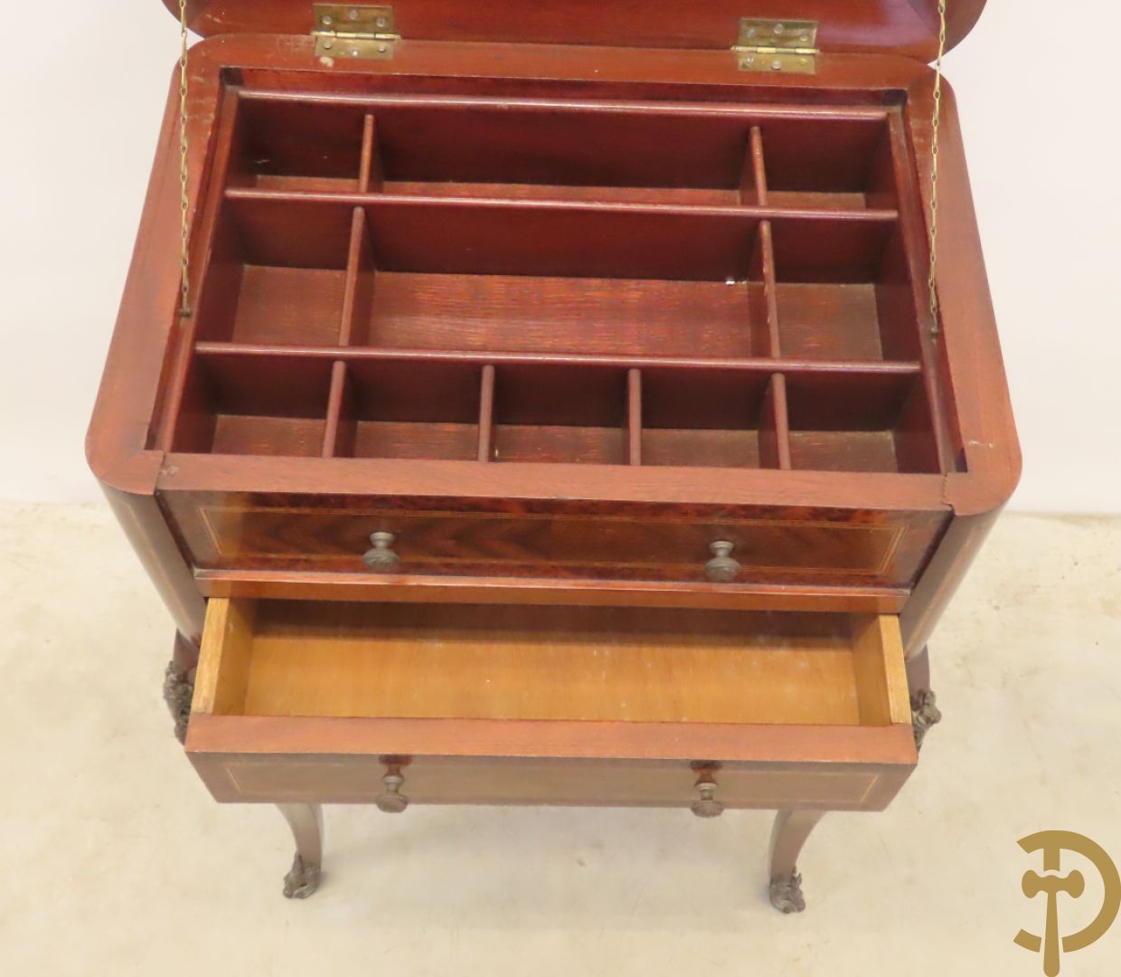 Wortelnotehouten opschikkast met 2 lades, openklapbaar blad met spiegeltje en voluutvormige poten met bronsbeslag