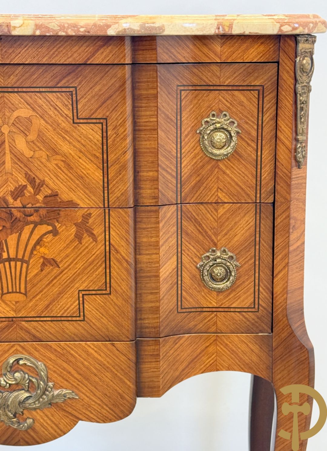 Notelaren tweeladencommode met marquetterie en bronsbeslag en marmeren blad