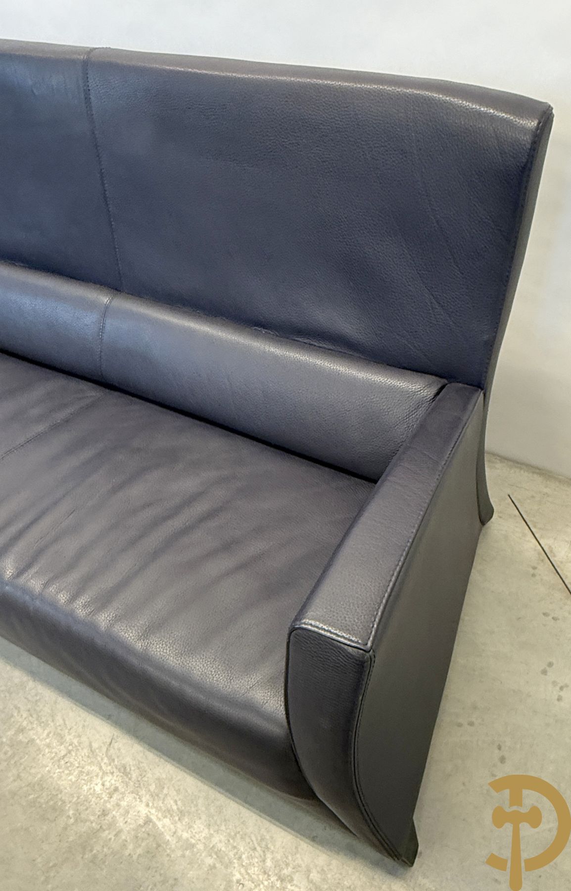 Blauw lederen salonensemble Durlet bestaande uit driezit, 2 fauteuils, 2 voetbankjes en bijzettafeltje met leder overtrokken