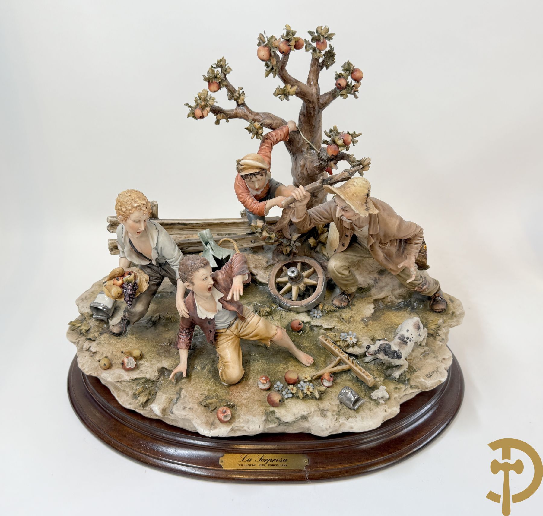 Twee grote Italiaanse groepen in 
gekleurde biscuit : jongens plukken appels - onderonsje aan tafel + 4 groepen in gekleurde Italiaanse biscuit