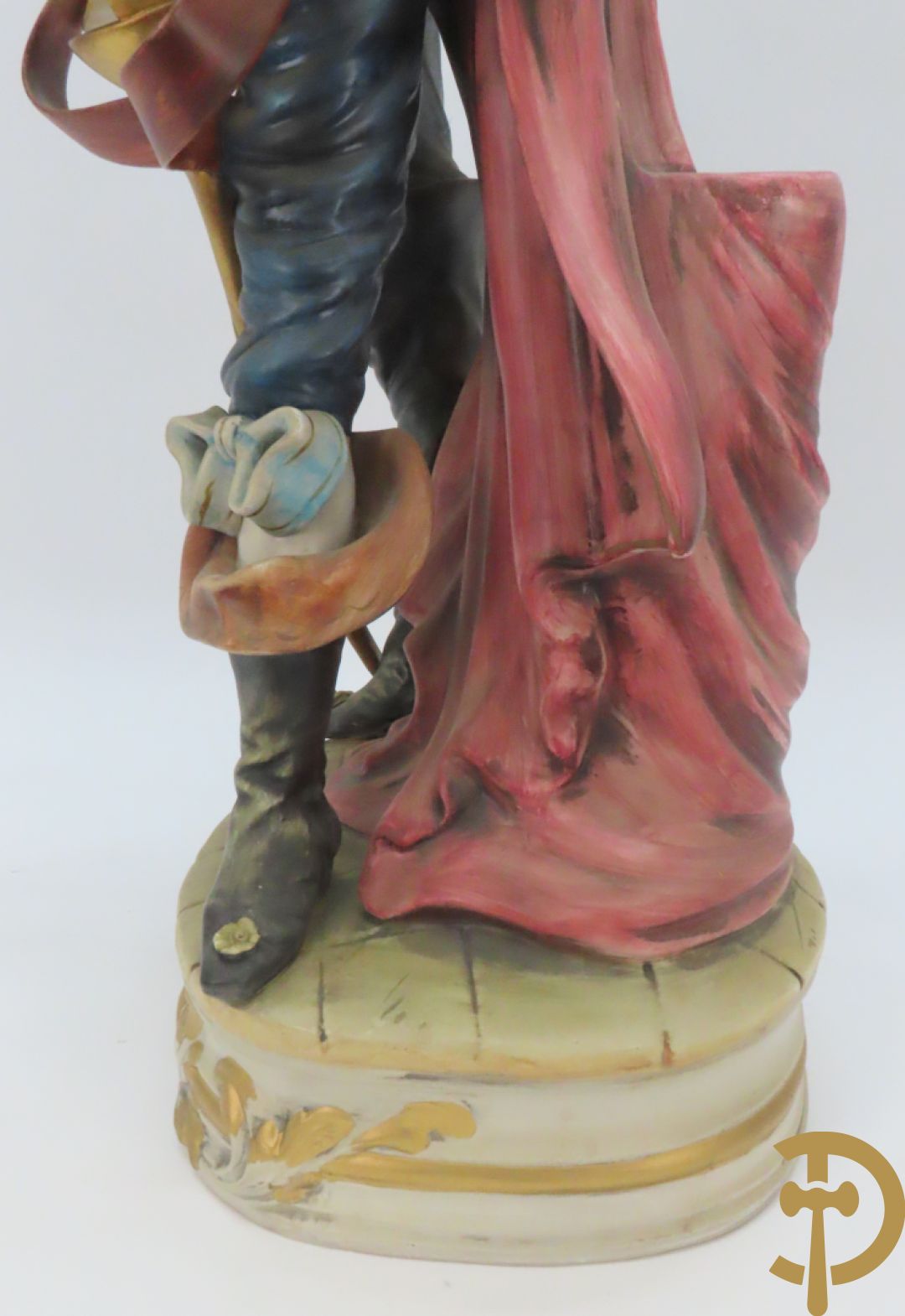 Twee Italiaanse beelden in meerkleurige faience, Cirano de Bergerac