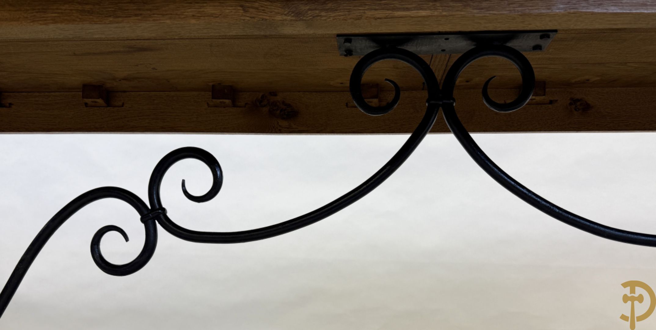 Massief eiken tafel met wangen en smeedijzer verbonden + 6 hoogleunige stoelen + 2 armzetels